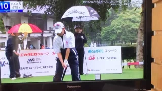 山村彩恵のインスタグラム：「⛳️ あおもりレディースオープンゴルフトーナメント🏌️‍♀️  ショットが荒れていたのにスコアをまとめることができた、初日。2日目はさすがに耐えられず、一打で予選落ち。  1歩進んで0.5歩下がるを 身を持って体感しております。🫥  これから夏本番！！！ 暑さ対策しっかりして次戦の カストロールレディースにむけて 準備していきます🔥  あっ、今回の初日、大雨の中、 応援でずっと歩いて ついてくださっていた青森の方がいて 本当に嬉しかったです。  早く周りを笑顔にできるプレーがしたい！！！  そのためにも自分がもっと楽しんでプレーすることを 忘れずにいきたいと思います😄🔥🔥🔥  #あおもりレディースオープンゴルフトーナメント  #青森カントリー倶楽部」