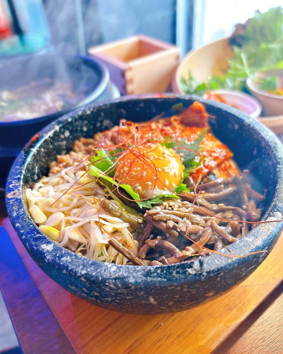 雪音まりな（まーりん）さんのインスタグラム写真 - (雪音まりな（まーりん）Instagram)「4月末にリニューアルオープンしたNEO韓国焼肉・サムギョプサル専門店の @kogida29_okubo さんに行ってきました❤️ とにかく内装の雰囲気抜群です💯映えます✨ kpopのMVを大画面で見ながら食べられるのでkpop好きの方にも🙆‍♀️✨ ご飯もどれも本当に美味しいです。かなりのボリュームなのに1品1品のクオリティが高いです😳焼肉やチヂミだけでもすごい種類！特にお肉、柔らかくて本当に美味しかったです。 店員さんもとても感じがいいです。 新大久保に来た際はぜひ💓 . . .  PR @kogida29_okubo #新大久保ランチ #新大久保韓国料理 #新大久保食べ歩き #新大久保コリアンタウン #新大久保サムギョプサル #新大久保グルメ #新宿デート #コギダ29」7月18日 11時57分 - yukine_dayo