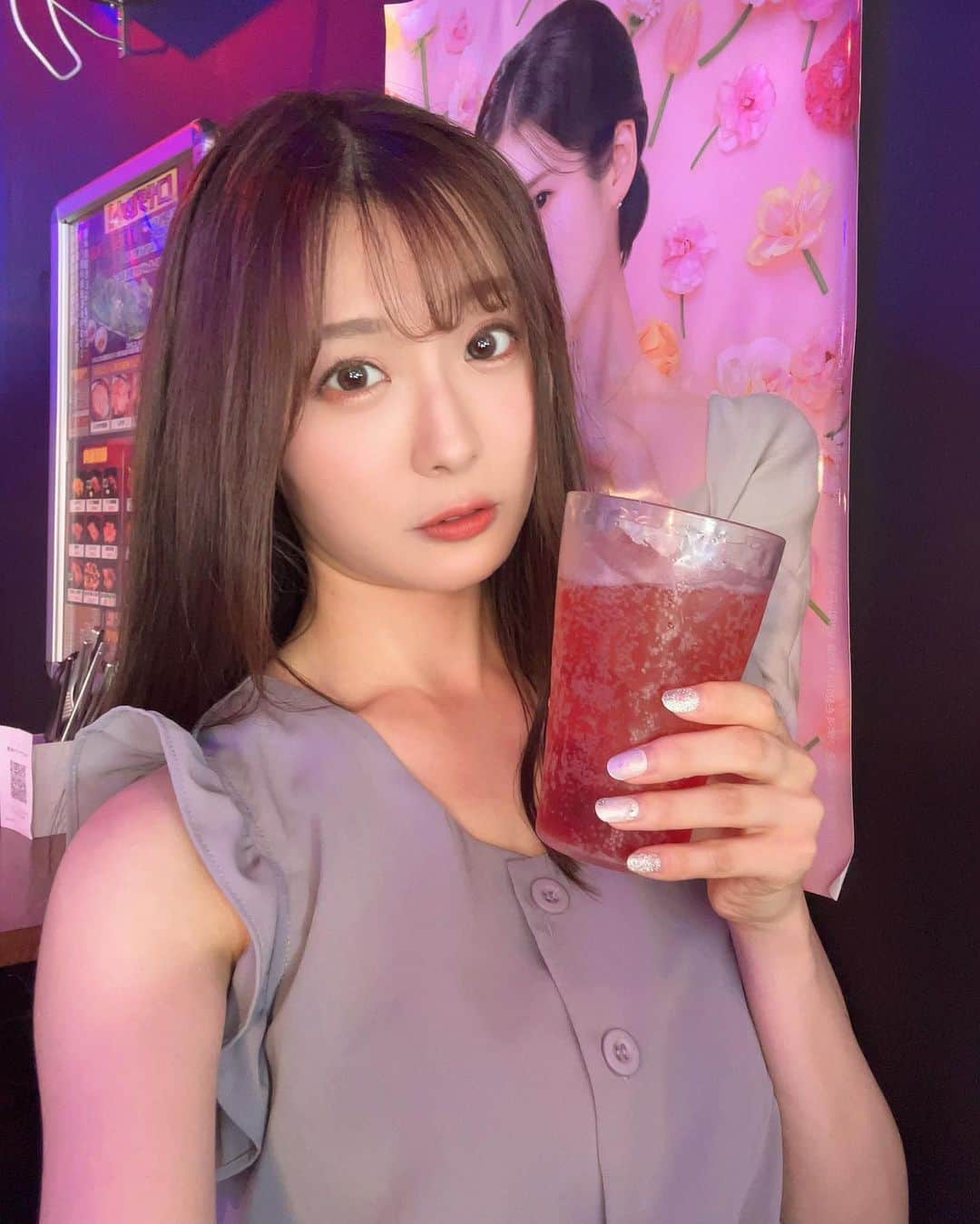 雪音まりな（まーりん）のインスタグラム：「4月末にリニューアルオープンしたNEO韓国焼肉・サムギョプサル専門店の @kogida29_okubo さんに行ってきました❤️ とにかく内装の雰囲気抜群です💯映えます✨ kpopのMVを大画面で見ながら食べられるのでkpop好きの方にも🙆‍♀️✨ ご飯もどれも本当に美味しいです。かなりのボリュームなのに1品1品のクオリティが高いです😳焼肉やチヂミだけでもすごい種類！特にお肉、柔らかくて本当に美味しかったです。 店員さんもとても感じがいいです。 新大久保に来た際はぜひ💓 . . .  PR @kogida29_okubo #新大久保ランチ #新大久保韓国料理 #新大久保食べ歩き #新大久保コリアンタウン #新大久保サムギョプサル #新大久保グルメ #新宿デート #コギダ29」