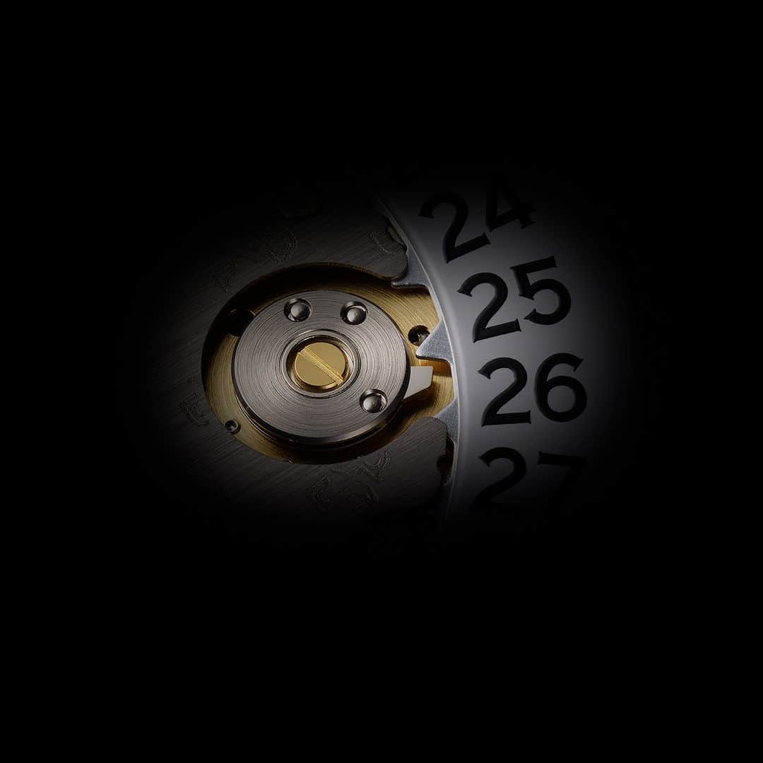 Grand Seiko Official instagramさんのインスタグラム写真 - (Grand Seiko Official instagramInstagram)「9Sメカニカル 25周年 ～25年間の進化と革新～ Vol.17【瞬間日送り機構の開発】  夜中の12時付近で瞬時にカレンダーが切り替わる瞬間日送り機構。この機構はグランドセイコーでは9Fクオーツに搭載されていますが、9Sメカニカルでは初めてキャリバー9SA5に搭載されました。グランドセイコーのメカニカルムーブメントとしては1968年のキャリバー4522以来、約50年ぶりのことです。  瞬間日送り機構を司るのは直径約7mmの日回し車という小さな部品。この部品にはMEMS(Micro Electro Mechanical Systems)という技法で精密に作られた複数の小さなばねが内蔵されています。文字盤に隠れて見ることのできないこの日回し車もまた、職人たちの手により美しく仕上げられています。  デュアルインパルス脱進機など革新的な機構を搭載したキャリバー9SA5は、長時間にわたって持続する安定した高精度の実現のみならず、瞬間日送り機構によって使いやすさも一層向上しています。  #grandseiko #9Sメカニカル #9Smechanical #グランドセイコー #aliveintime」7月18日 12時00分 - grandseikojapan