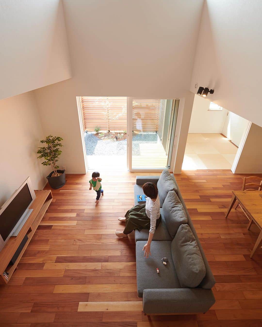 ルポハウス一級建築士事務所さんのインスタグラム写真 - (ルポハウス一級建築士事務所Instagram)「・ ・ ・ 《クラシカルに暮らす家》 ●吹き抜け 無垢のマホガニーの床が印象的なリビング。 ・ マホガニーはやわらかな赤褐色で、家具や観葉植物の色を包み込むように調和してくれます。 ・ 時間をかけて深みのあるブロンズ色に変わり、経年変化も楽しめます。 ・ ・ 設計担当/橋本健史 @_kenji_hashimoto_ ・ ・ ・ 𓐌𓐌𓐌𓐌𓐌𓐌𓐌𓐌𓐌𓐌𓐌𓐌𓐌𓐌𓐌𓐌𓐌𓐌  ルポハウスの施工事例はこちらまで☞ @reposhouse  𓐌𓐌𓐌𓐌𓐌𓐌𓐌𓐌𓐌𓐌𓐌𓐌𓐌𓐌𓐌𓐌𓐌𓐌 #ルポハウス は#ちょっとかっこいい家 を"友人のために" という思いでつくっています。 一生に一度の#マイホーム。 「あなたにしかできない」×「ルポハウスだからできる」で、 私たちだけの#家づくり を思いっきり楽しんでみませんか？！ ・ ・ ・ #住宅 #注文住宅 #新築一戸建て #デザイナーズ住宅  #一級建築士事務所 #設計事務所 #滋賀県大津市 #滋賀県草津市 #リビングインテリア #マホガニー床 #無垢フローリング #吹き抜けリビング #吹抜けリビング #モールテックス #デコランプ」7月18日 12時00分 - reposhouse
