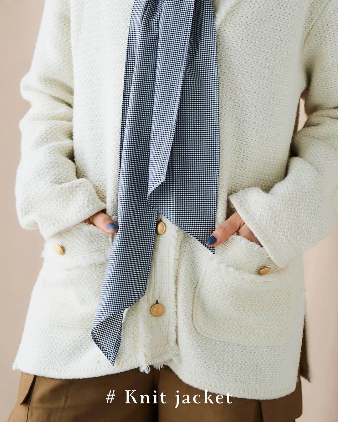 le. coeur blancのインスタグラム：「. 𝗔𝘂𝘁𝘂𝗺𝗻 𝗸𝗲𝘆 𝘄𝗼𝗿𝗱  05. # knit jacket ⁡ 一気に秋めくアイテムと言えば、 ツイード調のニットジャケット。 ⁡ リッチなムードをニット素材がゆるめてくれるから、カジュアルにもすんなりと溶け込む仕上がりに。 ⁡ ⁡ ▶アイテムをタップで詳細をチェック🛒 ⁡ ----------- ⁡ ▫︎ ツイード調Vネックニットジャケット ¥25,300 size : 38 col : オフ / ブラック no. 3037076401 shop : 9月上旬頃入荷予定 online store : 準備が整い次第販売開始 ⁡ ⁡ ▫︎ ラーベン柄ニットジャケット ¥16,500 size : 38 col : ブラック / アイボリー / キャメル no. 3037076404 shop : 8月上旬頃入荷予定 online store : 予約販売中(8月上旬発送予定) ⁡ _____________________ < 𝗶𝗻𝘀𝘁𝗮 𝗹𝗶𝘃𝗲 𝘀𝗰𝗵𝗲𝗱𝘂𝗹𝗲 > ⁡ 7/21(金)、7/25(火) ⁡ ※日時は変更になる場合もございます。 　詳しくは前日のストーリーズでお知らせします。 ⁡ ⁡ ⁡ ⁡ ⁡ ⁡ ⁡ ⁡ ⁡ ⁡ ⁡ #lecoeurblanc #ルクールブラン #le_23aw #autumn #le_web #knitjacket #ニットジャケット #ツイード #金ボタン」