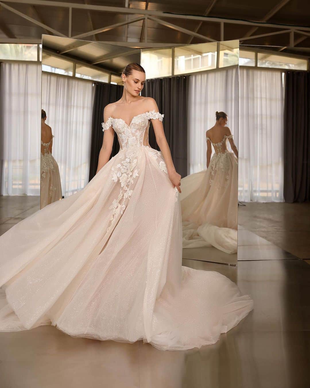 Magnolia Whiteのインスタグラム：「. Top pick dress by MAGNOLIA WHITE shinsaibashi   Galia Lahav “Euphoria”  華やかな見頃と、ブラッシュアイボリーの軽やかなシルクチュールによって作られたシアーなサイドラインが特徴です。  キラキラと輝くキャビアチュール、立体的なビージングフラワー、スイートハートネックライン、オフショルダーストラップが花嫁様を華やかに彩ります。  長いトレーンは挙式での後ろ姿をラグジュアリーに演出します。  This contemporary ballgown features a glamorous drop waist corset and sheer side panels created by light blush and ivory silk tulle against a sparkly caviar tulle, beaded 3D floral embellishments, sweetheart neckline, off-the-shoulder straps, and an extra-long Monarch train.  @galialahav   こちらのドレスは7/29.30に行うDREES FAIRでもご覧いただけます。  ◾️お問合せはMAGNOLIA WHITE shinsaibashiへ  TEL 050-3646-3336 平日11:00-18:00／土日祝日10:00-19:00 火曜定休（祝日除く／完全予約制） 〒542-0081 大阪府大阪市中央区南船場4-2-11 JPR心斎橋ビル THE DRAPE 1F  問い合わせフォーム：プロフィールのリンクツリーよりご確認ください @magnoliawhite_official」