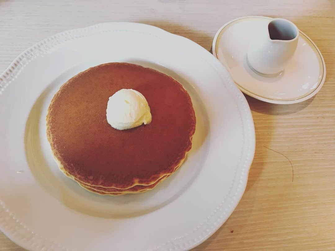 小島聡さんのインスタグラム写真 - (小島聡Instagram)「なんだかんだで、シンプルなパンケーキが一番好きかも☺️。  #パンケーキ  #ロイヤルホスト  #ロイヤルホストのパンケーキ」7月18日 12時09分 - cozy_lariat