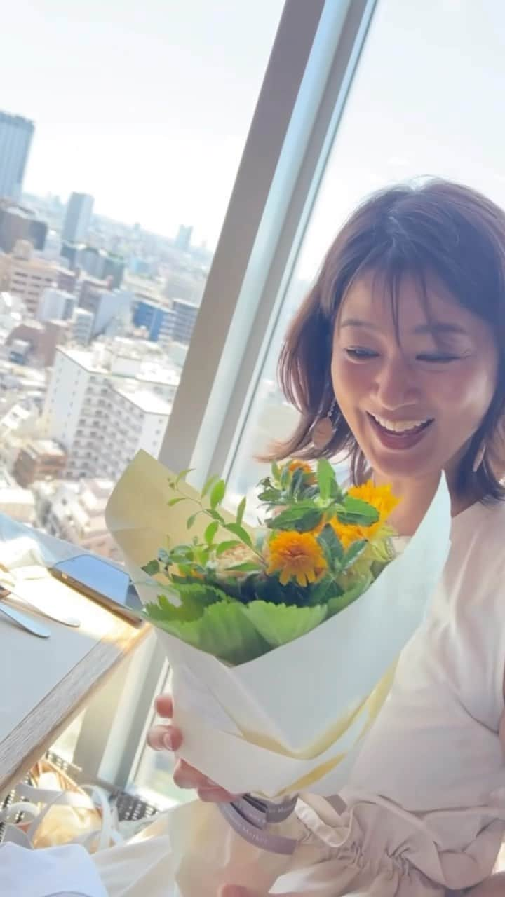 MIHOのインスタグラム：「お花というものは1輪でも人をホワッとさせる素敵な生き物なので、お部屋での作業も明るくなるのでお花はちょっとでも飾るようにしています  @sanadahiromi  @ai.aya   あやちゃんとは2年半ぶりに会えたという驚愕の事実でしたので2歳分のお誕生日💐を  えー？なんで私？といって目をまんまるにして驚くあやちゃん驚愕のかわいらしさよ☺︎  最近は会えたことにありがとうとか  健康で歳を重ねてくれてることにありがとうとか、そんなことの方が大切になってきたのは歳のせいなんだろうか?  しかしながらお互いけん制しあってお願いが長いのが変わらぬ真田さんとワタシ  その日の嬉し泣きはひとしおであったw   みんながみんなそれぞれのタイミングでいろんな喜怒哀楽を乗り越えて今があるんだなぁと  良い時間をありがとうー☺︎  その日はすぐ実家へ いつかは先にいなくなるであろう両親も犬たちも覚悟はしてても、きっと いなくなると寂しいんだろうなぁと  だから、いつもバイバイの時はありがとうとまたね！という言葉は忘れないように☺︎  #flowers  #guaxs #時系列無視すればいいのか #思い出が渋滞中 #最近は嬉しいことばかり☺︎ #しかし暑いのよ」