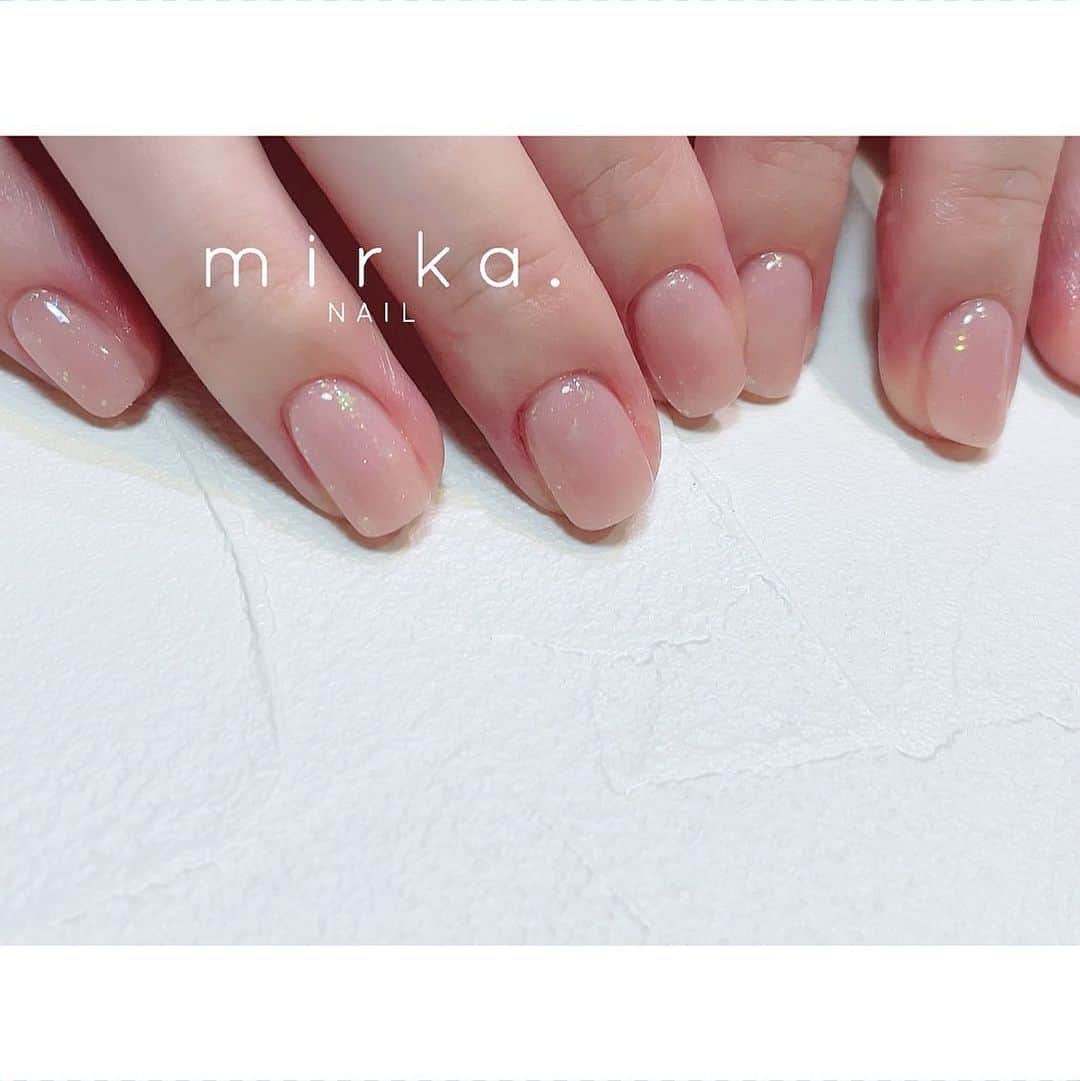 mirka. NAIL(ミルカネイル)のインスタグラム：「⁡ pink ꙳ ⁡  オーロララメをミックスしたワンカラー  キラキラかわいいです♡  ⇒動画もあります！ ⁡ ⁡ #mirkaのワンカラー ………………………………………………………… ⁡ ご予約、お問い合わせは LINE ID⇒ @mirka.nail (@含む)まで。 ⁡ ご新規様はハイライトの「ご案内」と「ご予約方法」を必ずお読みいただいてからご予約くださいますようお願いいたします。 空き状況や詳細はLINEの投稿からご確認ください。 ⁡ ⁡ ⁡ ⁡ #mirkanail#nails#nail#nailart#naildesign #ショートネイル#ネイルアート#ネイルデザイン#ネイル#大人ネイル#シンプルネイル#オフィスネイル#ニュアンスネイル#ナチュラルネイル#カジュアルネイル#ショートネイルデザイン#美甲#夏ネイル#夏ネイル2023 #プライベートサロン#プライベートネイルサロン#東京ネイルサロン#東京ネイル#江東区ネイルサロン#森下#清澄白河 ⁡」