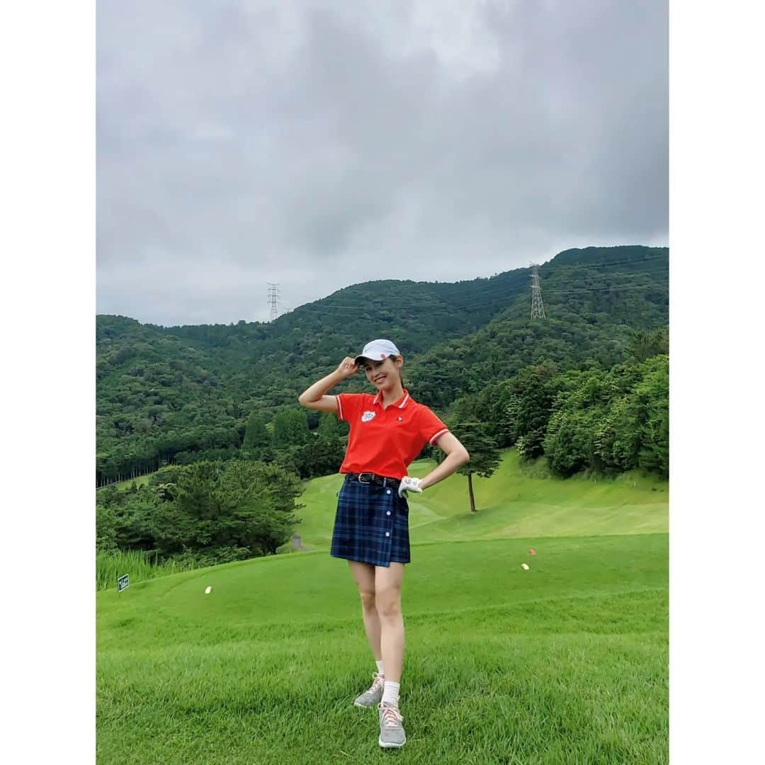 杉原枝利香のインスタグラム：「#golf #🏌️‍♂️ #⛳️  全身〜🏌‍♀♪  #秦野カントリークラブ #スポーツ #スポーツ女子 #スポーツ大好き #sports #ゴルフ #ゴルフ女子 #ゴルフコーデ #ゴルフウェア #golfstagram #pgm ------------------------ #photoshoot #photo #outfit #ootdfashion #ootd #followme #シードルアンバサダー #横須賀アピールグラマー #りンご #杉原枝利香 #actress #model #ambassador #🍎」