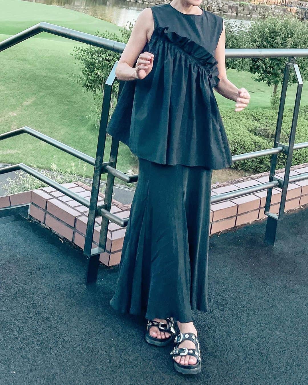 藤崎奈々子さんのインスタグラム写真 - (藤崎奈々子Instagram)「.  \夏の始まり！花火大会/ 毎年楽しみにしている グレートアイランド倶楽部の花火大会 @great_island_club ・ ゴルフ場での花火大会なのでちょっと綺麗め @newans トップス着て参加♪ シンプルだけど、斜めに入ったヒラヒラが大人可愛い♡ ・ 花火は今年も豪華で最高！ テラスが広くて余裕があるので、自分のスペースが物凄くゆったりしていて快適な鑑賞環境 一度行ったらやめられない花火大会 もう、来年が楽しみ（笑）  おススメの花火大会があったら教えてくださいー ・ #花火大会 #ゴルフ場 #小旅行  #週末旅行 #週末イベント #週末おでかけ #プチトリップ」7月18日 12時20分 - nanakofujisaki