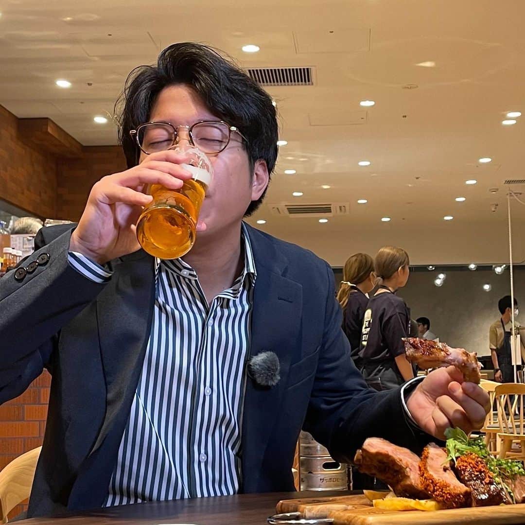 北海道放送「今日ドキッ!」さんのインスタグラム写真 - (北海道放送「今日ドキッ!」Instagram)「. 今日は中継に#堀内大輝 アナ が出動！ …ってお昼から良い飲みっぷりです🍻 この後の中継では、 いま手に持ってるお酒も 紹介してくれるんでしょうか…☺️  札幌の新しいランドマークとなる 【モユクサッポロ】がプレオープン✨  コレだけは外せない！ グルメにスイーツ、セレクトショップなど 注目ポイントをご紹介します☝️  #hbc #北海道放送 #hbcテレビ #北海道 #札幌 #アナウンサー #堀啓知 #森田絹子 #堀内大輝 #札幌新店 #オープン #moyuksapporo #aoaosapporo #モユクサッポロ #狸小路 #札幌駅前通り #さっぽろ地下街」7月18日 12時30分 - hbc_kyodoki