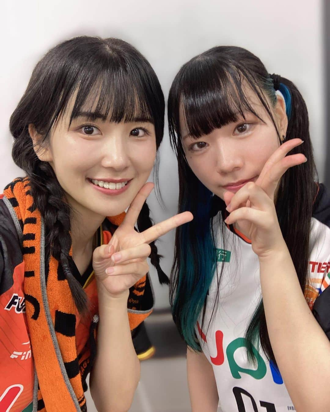 道重佐保さんのインスタグラム写真 - (道重佐保Instagram)「🧡⚽️✊🏻‪ ̖́-‬  日本一可愛い女子高生はるちさん、 そして山口美少女図鑑のモデルさんたちとの写真も載せちゃいます〜🫶 みゆちゃん、とあちゃん、ひかるちゃん、いとちゃん、りんりんちゃん、あんなちゃん、みさきちゃん、みゆあちゃん！  ☺️☺️🥰  キッズたちのステージもあったので小中学生のモデルさんもいらっしゃって、最年少の子は10歳！(写真も一緒に撮ってもらっちゃった☺️ふふふ) もちろんその年齢だけで私からすればとても可愛らしく感じるんやけど、この人前に立つお仕事をすることに何歳であるかは関係なくしっかりモデルさんで…！プロ根性を感じました😳 私もみんなのこと応援せんとやね📣✊🏻  #レノファ #レノファ山口 #renofa #みらスタ #サッカー観戦 #ユニフォーム女子 #美少女図鑑 #山口県 #山口市 #山口観光 #おいでませ山口 #portrait #japanesegirl #ig_japan #followｍe #彼女 #日本的 #道重佐保 #michishigesaho」7月18日 12時30分 - sahomichishige