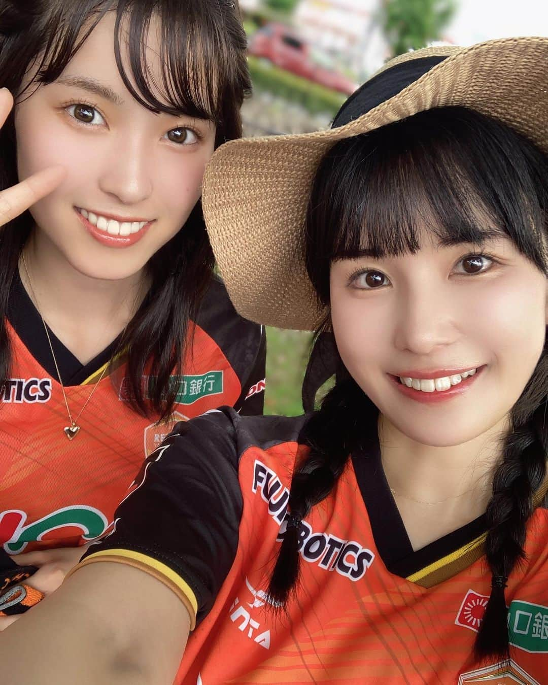 道重佐保のインスタグラム：「🧡⚽️✊🏻‪ ̖́-‬  日本一可愛い女子高生はるちさん、 そして山口美少女図鑑のモデルさんたちとの写真も載せちゃいます〜🫶 みゆちゃん、とあちゃん、ひかるちゃん、いとちゃん、りんりんちゃん、あんなちゃん、みさきちゃん、みゆあちゃん！  ☺️☺️🥰  キッズたちのステージもあったので小中学生のモデルさんもいらっしゃって、最年少の子は10歳！(写真も一緒に撮ってもらっちゃった☺️ふふふ) もちろんその年齢だけで私からすればとても可愛らしく感じるんやけど、この人前に立つお仕事をすることに何歳であるかは関係なくしっかりモデルさんで…！プロ根性を感じました😳 私もみんなのこと応援せんとやね📣✊🏻  #レノファ #レノファ山口 #renofa #みらスタ #サッカー観戦 #ユニフォーム女子 #美少女図鑑 #山口県 #山口市 #山口観光 #おいでませ山口 #portrait #japanesegirl #ig_japan #followｍe #彼女 #日本的 #道重佐保 #michishigesaho」