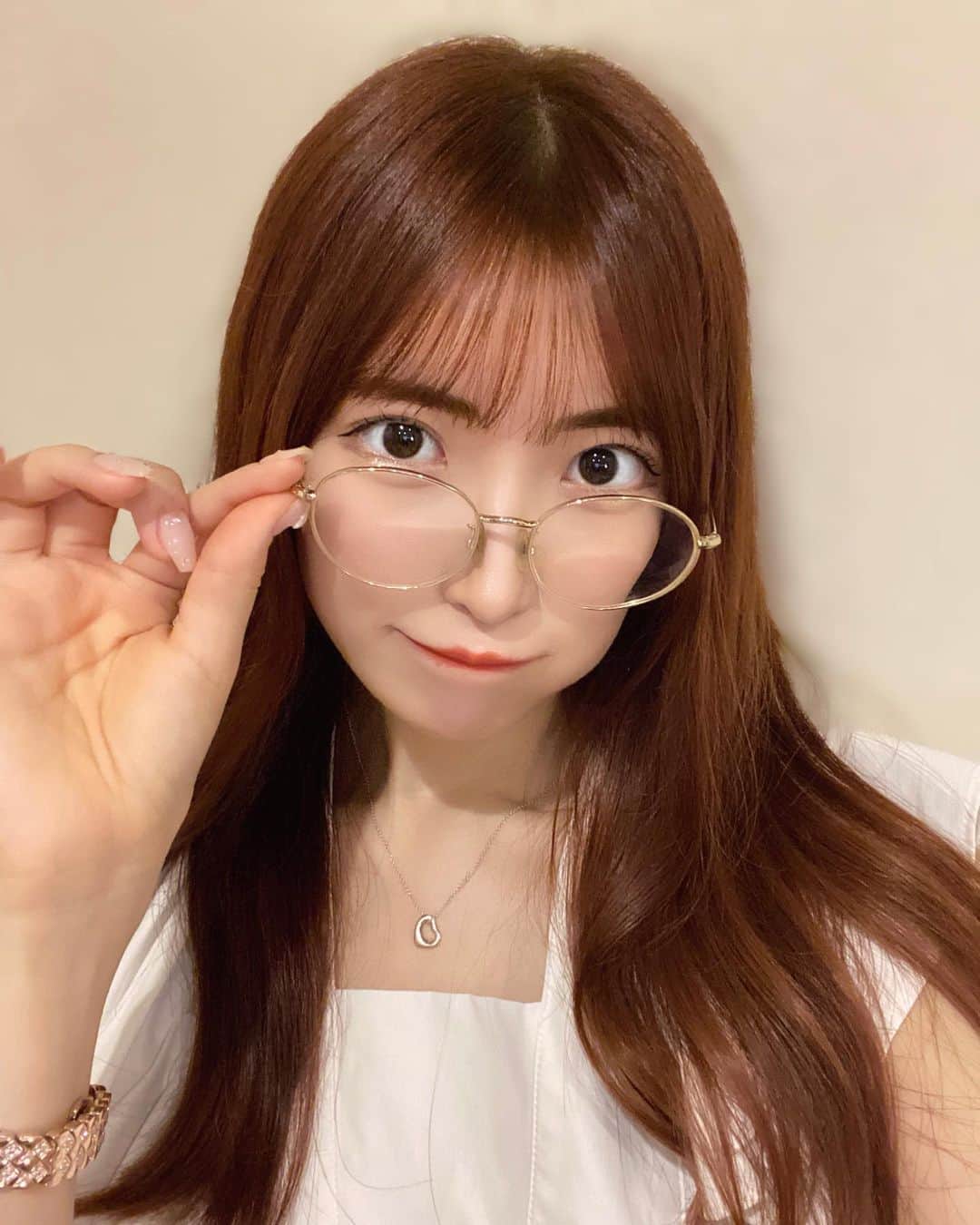 桜井まあかのインスタグラム：「こちらは裸眼・眉毛とまつ毛のマスカラなし(マツパとアートメイク行ったばかりの為)まあかまあかさん。 だけど髪染めたてでオレンジ色かわいいので、お顔未完成ですが載せちゃいます🍊  #アイドル #モデル #自撮り #自撮り女子 #オレンジカラー #オレンジメイク #メガネ女子 #メガネコーデ #マツパ #idol #japanesegirl #model #fyp #orange」