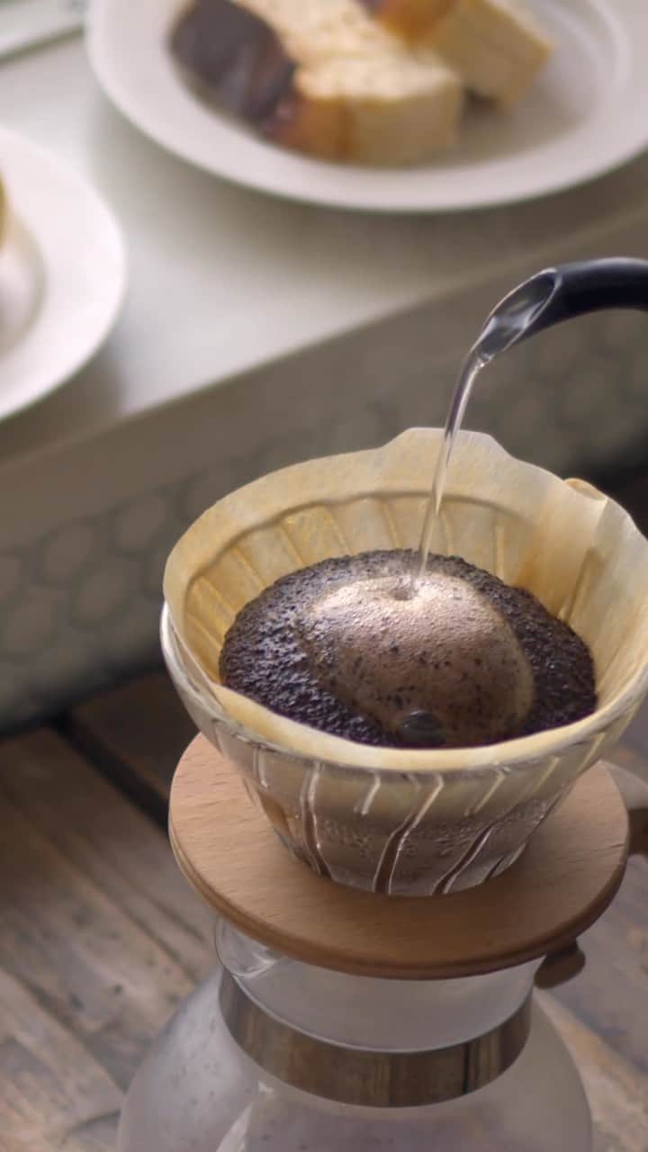 cafe_no_maのインスタグラム：「English follows Japanese  ハンドドリップといえばもっともスタンダードな抽出方法のひとつ。私たちの場合、完璧に淹れることより、その過程をむしろ楽しむようにしています。道具選び、豆のチョイスとその挽目、あっさり淹れるか、しっかり淹れるか。これらすべてがコーヒーを淹れる楽しみそのもの。  今回、わたしたちなりの淹れ方を簡単にまとめてみました。それが自分だけのを楽しみ方をみつけるきっかけになればうれしいです。詳しくは、プロフィールリンク（ @cafe_no_ma ）からカフェノマの新しいメディア「エブリデイ コーヒー リトリート」でお楽しみいただけます。  Speaking of hand drip, it’s one of the most standard extraction methods. In our case, we focus more on enjoying the process rather than brewing it perfectly. Selecting the tools, choosing the beans and the grind size, deciding whether to brew lightly or intensely - these are all part of the joy of brewing coffee.  This time, we’ve put together a simple guide to our way of brewing. We hope it can be a starting point for you to find your own way of enjoying coffee. For more details, you can visit our new media “Everyday Coffee Retreat” via the profile link ( @cafe_no_ma ). Enjoy!  Music  Tom Goldstein - Landing」
