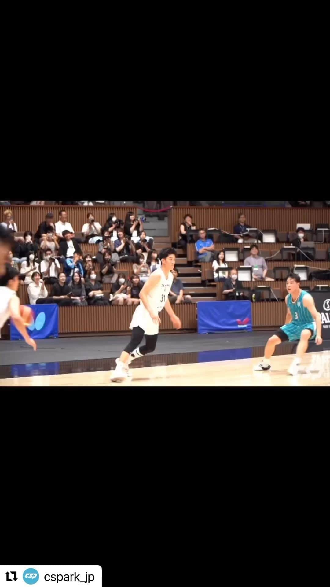 青木康平のインスタグラム：「この悔しさをバネに‼️頑張れ‼️後輩達‼️#Repost @cspark_jp with @use.repost ・・・ あと一歩、優勝に届かなかった専修大学。 悔し涙を流す選手たちに監督とキャプテンが伝えた言葉とは...  #新人インカレ #大学バスケ」