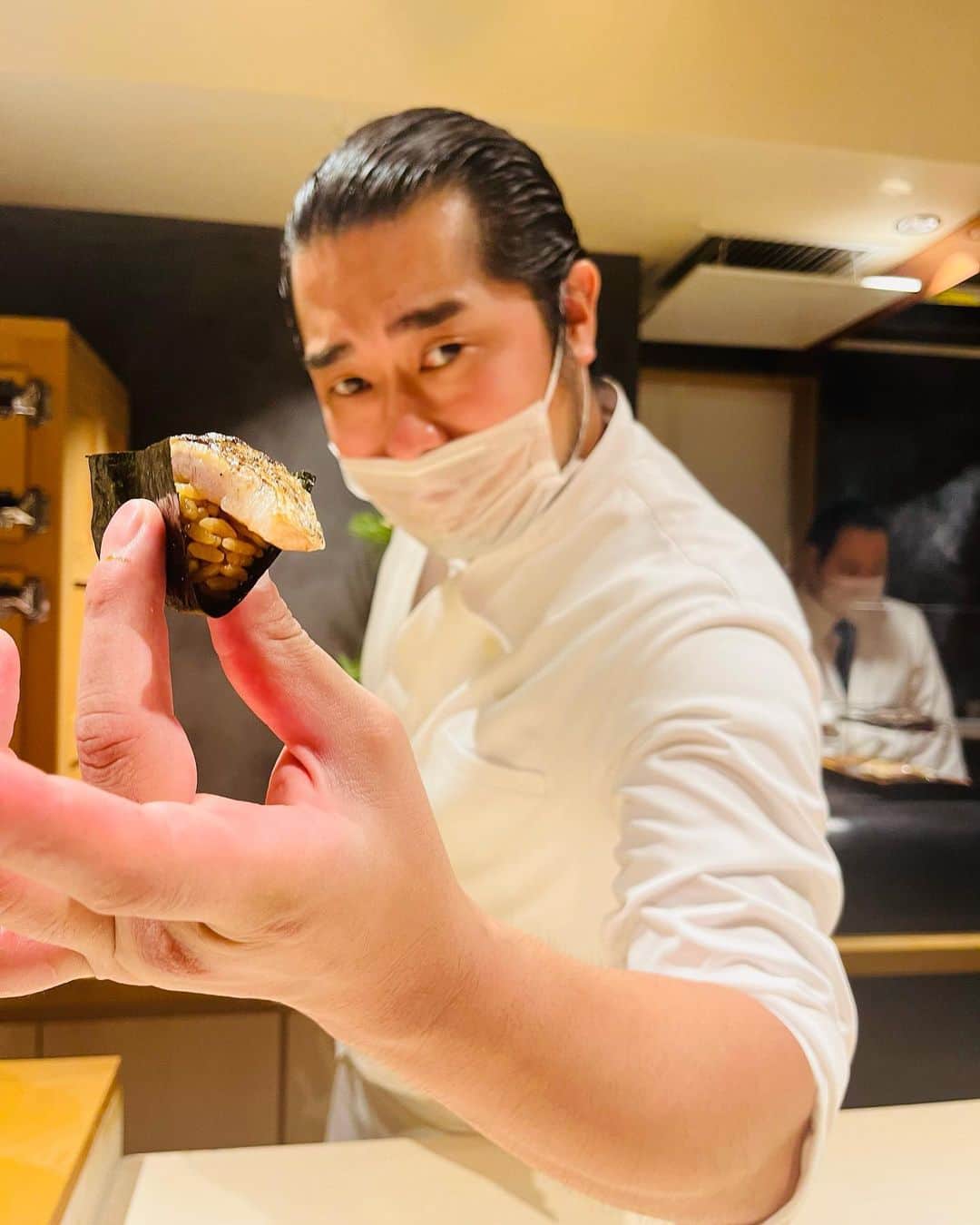のインスタグラム：「. 大好きなすし昇さん♡  行けるだけでも幸せな場所  ここのウニは、私のウニ嫌いがひっくり返るくらい美味しい💖💖  美味しいのはもちろんパフォーマンスや会話も込みで楽しい🌈  #すし昇#寿司#すし#名古屋#丸の内#名古屋グルメ#グルメ好きな人と繋がりたい #グルメ女子 #錦#ウニ」