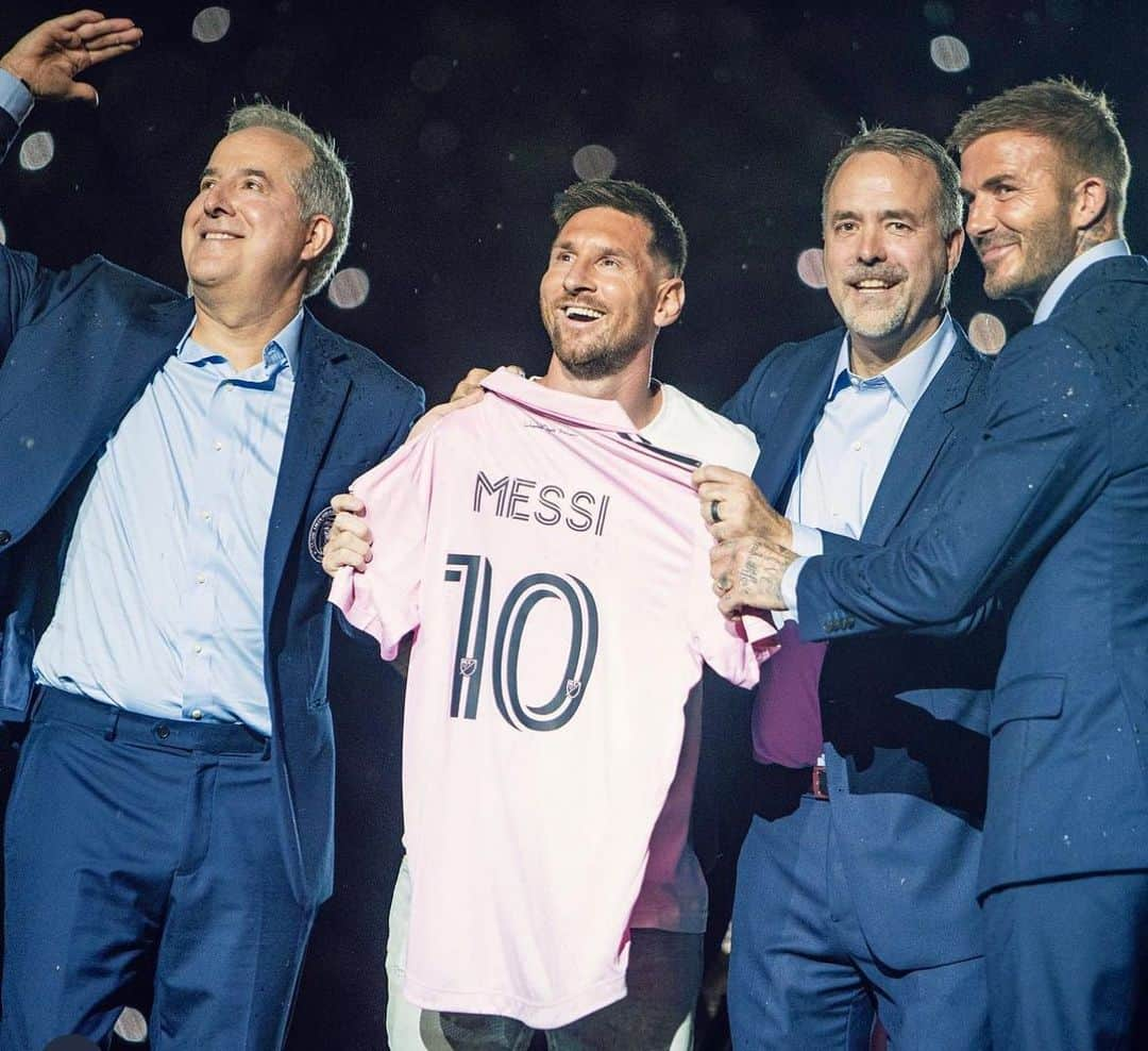 アントネラ・ロクソのインスタグラム：「Nuevos comienzos💕 Que hermoso el amor con el que te recibieron Con toda @leomessi!  Siempre acompañandote!  @intermiamicf !!!💪💪💪」