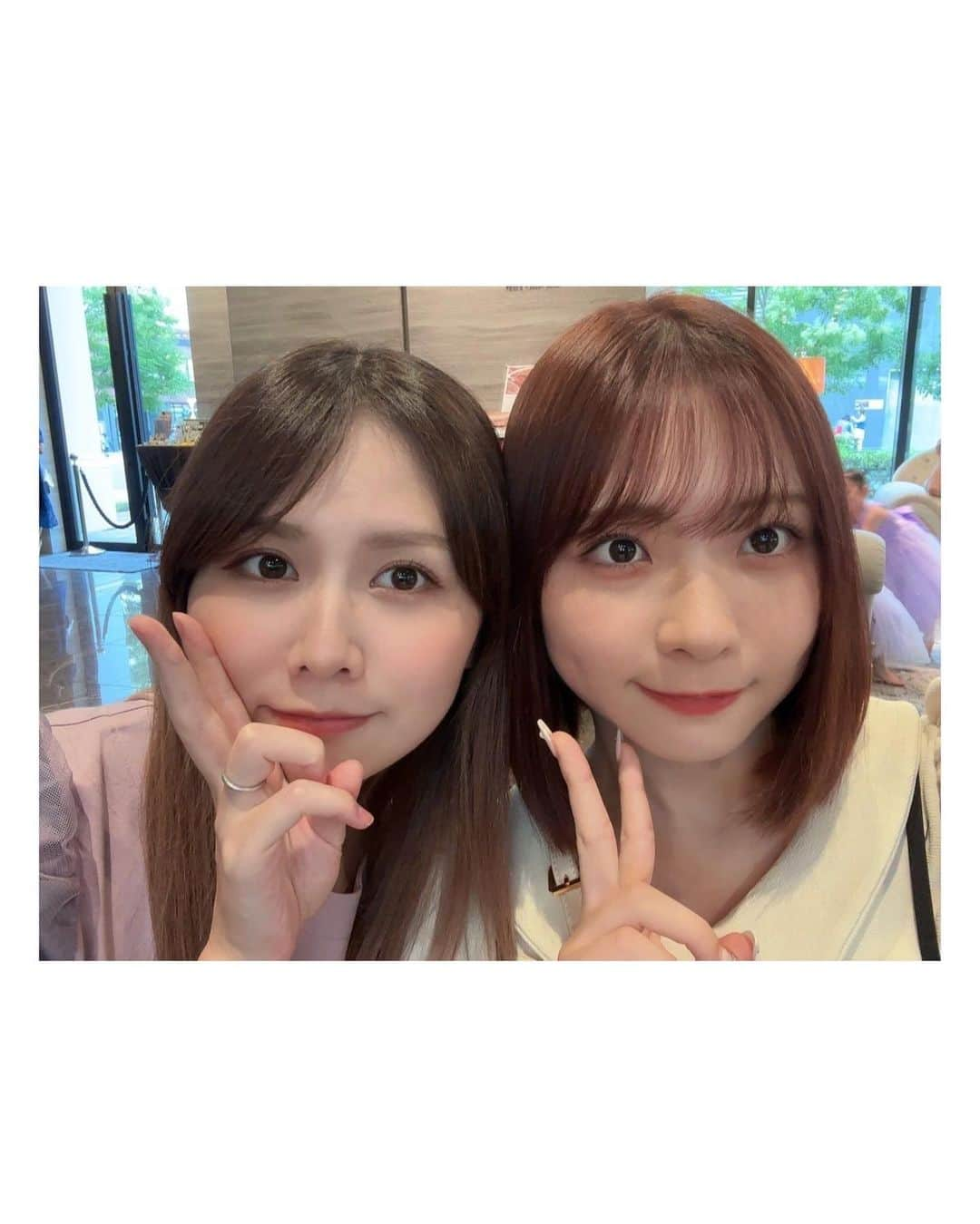 佐藤すみれさんのインスタグラム写真 - (佐藤すみれInstagram)「💜💜💜  【日帰り名古屋旅】  先日、第二の故郷　名古屋へ！ なんだかんだで一年ぶり（すみれの猫じかんぶり…？）になってしまいました。  好きなコに会えたり、以前パフェやアフタヌーンティーなどでコラボさせていただいたストリングスホテル名古屋のパティシエさんにもお会いできてとっても充実した時間でした。  8月末までのプリンセスマーメイドアフタヌーンティー、色味が可愛くて涼しげでおすすめです🧜🏻‍♀️🐠  もともと一人が大好きだから、こうやって一人で新幹線に乗って旅するの自体が久々で楽しかった！ ひなのはパパセットな一日でした。  名古屋といえば、私が所属していたSKE48チームEは、新公演が始まったそうで。 また改めて、お伺いさせていただきます！ オリジナル公演は、メンバーにとってもファンの皆さんにとっても特別ですよね。 これからもずっと応援してます☺️💫  　　　 #第二の故郷 #名古屋 #なごや  #名古屋カフェ #名古屋ランチ  #日帰り旅行 #一人旅女子  #ストリングスホテル名古屋  #プリンセスマーメイドアフタヌーンティー  #アフタヌーンティー #ヌン活  #名古屋アフタヌーンティー  #ske48 #チームe #ゆうかたん  #声出していこーぜ #初日おめでとう」7月18日 12時44分 - sumiresato_official