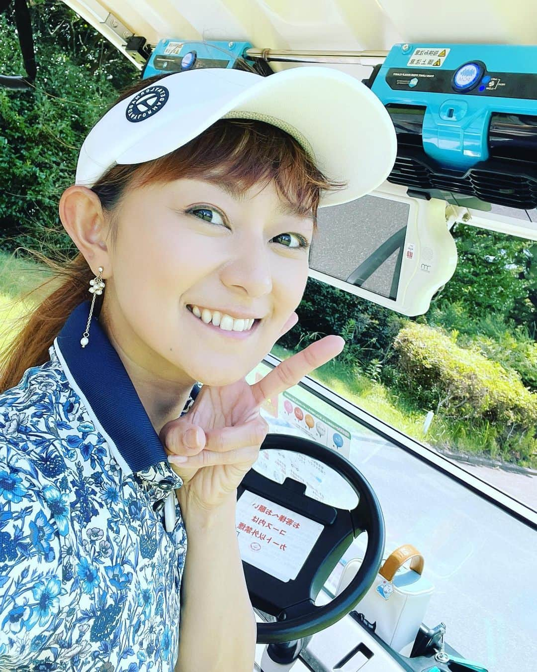 石黒彩のインスタグラム：「クーラー付き最高😀  今年は暑い気がするけど、 毎年暑いんだよね😵  PGM丸の内倶楽部 お気に入り✨  #熱中症対策 #夏　#ゴルフ #ゴルフ女子　#テーラーメイド」