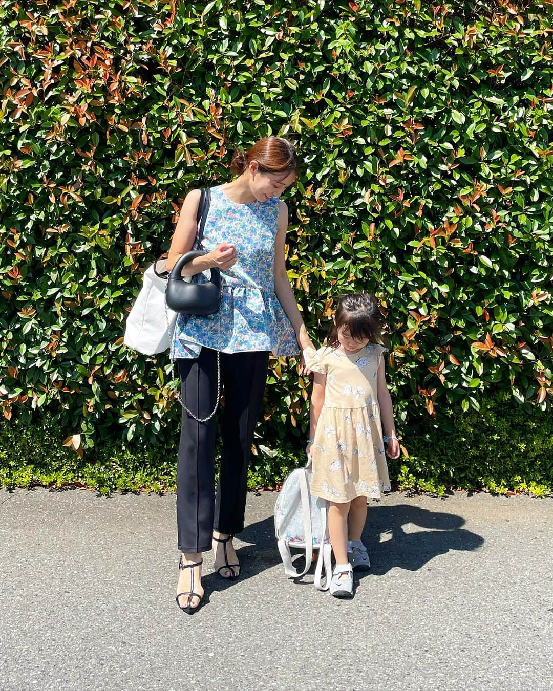 鈴木優美 さんのインスタグラム写真 - (鈴木優美 Instagram)「三連休お疲れ様でした🫠 夏が本気出してきて溶けそう💦 @tsurubymarikooikawa の美しいフラワートップスに、穿き倒していてそろそろな @setens_official のドロストパンツ。 少し前からですが、甘アイテムはモードに着たい気分🖤 . 連休中日は習い事の後温泉へ♨️ 暑いと娘のご機嫌が斜めです👧🏻笑 (3枚目がリアル) #スワイプしてね  毎日暑くて、子ども達のお洋服も悩みますね💦 . . . . . . . . . . #tsurubymarikooikawa #setens #zara #mikimoto #urs#ツルバイマリコオイカワ #セテンス #ザラ #ミキモト #ユアーズ #母娘 #夏日 #夏コーデ #花柄」7月18日 12時57分 - yumi_kakiuchi