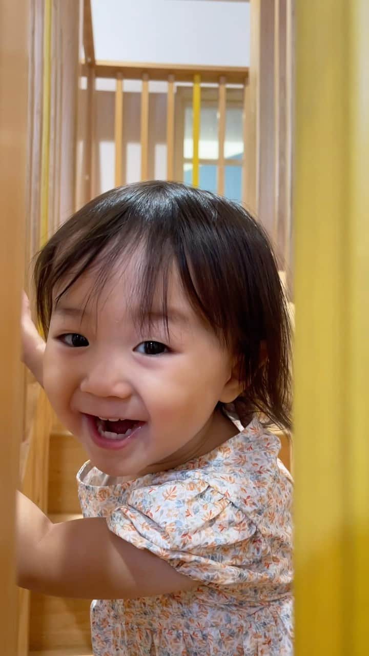 恒松あゆみのインスタグラム：「ばっばーい！！   #1歳11ヶ月   #滑り台」