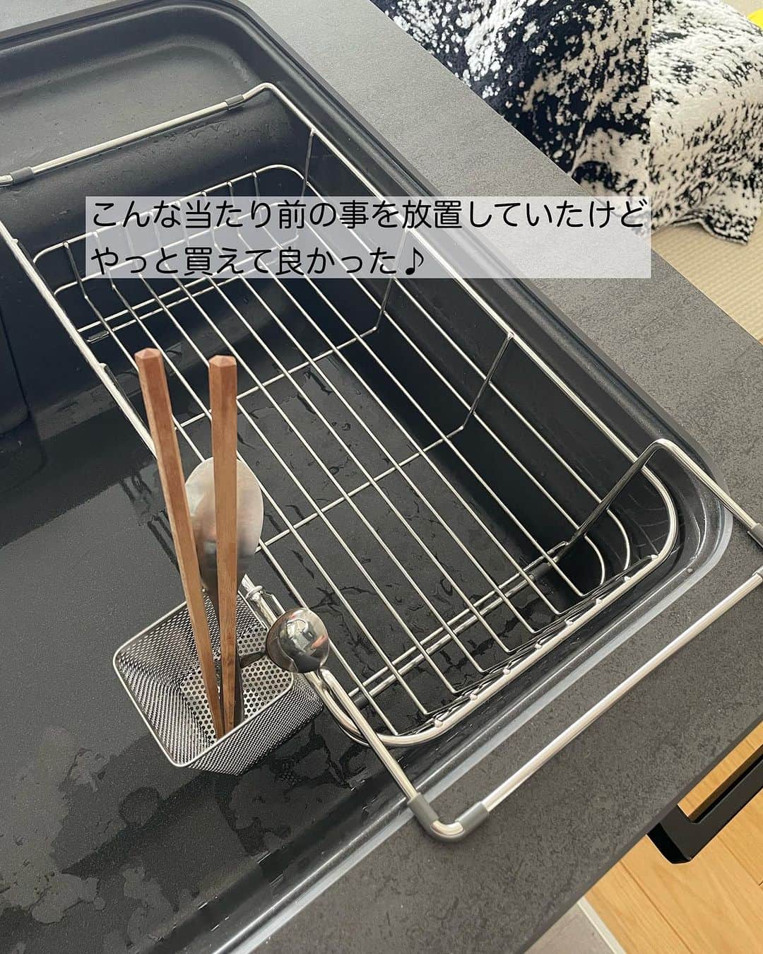 上田麻希子さんのインスタグラム写真 - (上田麻希子Instagram)「. . #uedmkkキッチン収納 ⁡ 「追加したもの」 ⁡ 食洗機なしの我が家。 ⁡ 家族3人ということもあるし、 朝夕と家族全員揃って食べる事が少なめ。 基本私と息子なので、食べ終わったらすぐ洗う、が習慣になっています。 ⁡ リフォームした時 「え？いらないんですか？」って感じでしたが...なくても我が家は全然大丈夫ですw ⁡ 基本水切りラックで済みますが、夕飯はフライパンなどもあり、タオルを併用。 ⁡ ここ数ヶ月のプチストレス、 お箸やスプーンなどが落ちる問題。 ⁡  #無印良品 でやっと買いました。 ⁡ 網目が細かいのもよし。 水切りラックに掛けても置いてもよし。 ⁡ 私の問題となる課題はクリア。 ⁡ ちょっとした事だけどプチストレスをなくしていけるといいものですよね☻ . . #キッチン #キッチンリフォーム #マンション暮らし #マンションリフォーム #LIXIL #lixilキッチン #リシェルSI #セラミックトップキッチン #デュアルシェフ #リンナイ #ハイブリッドコンロ #らくパッと収納 #キッチン収納 #パーソナルお片づけアドバイザー #整理収納アドバイザー #整理収納 #お片づけ #収納 #日々の暮らし #暮らしを楽しむ #マンションライフ #水切りカゴ #水切りラック #無印良品」7月18日 12時50分 - uedmkk