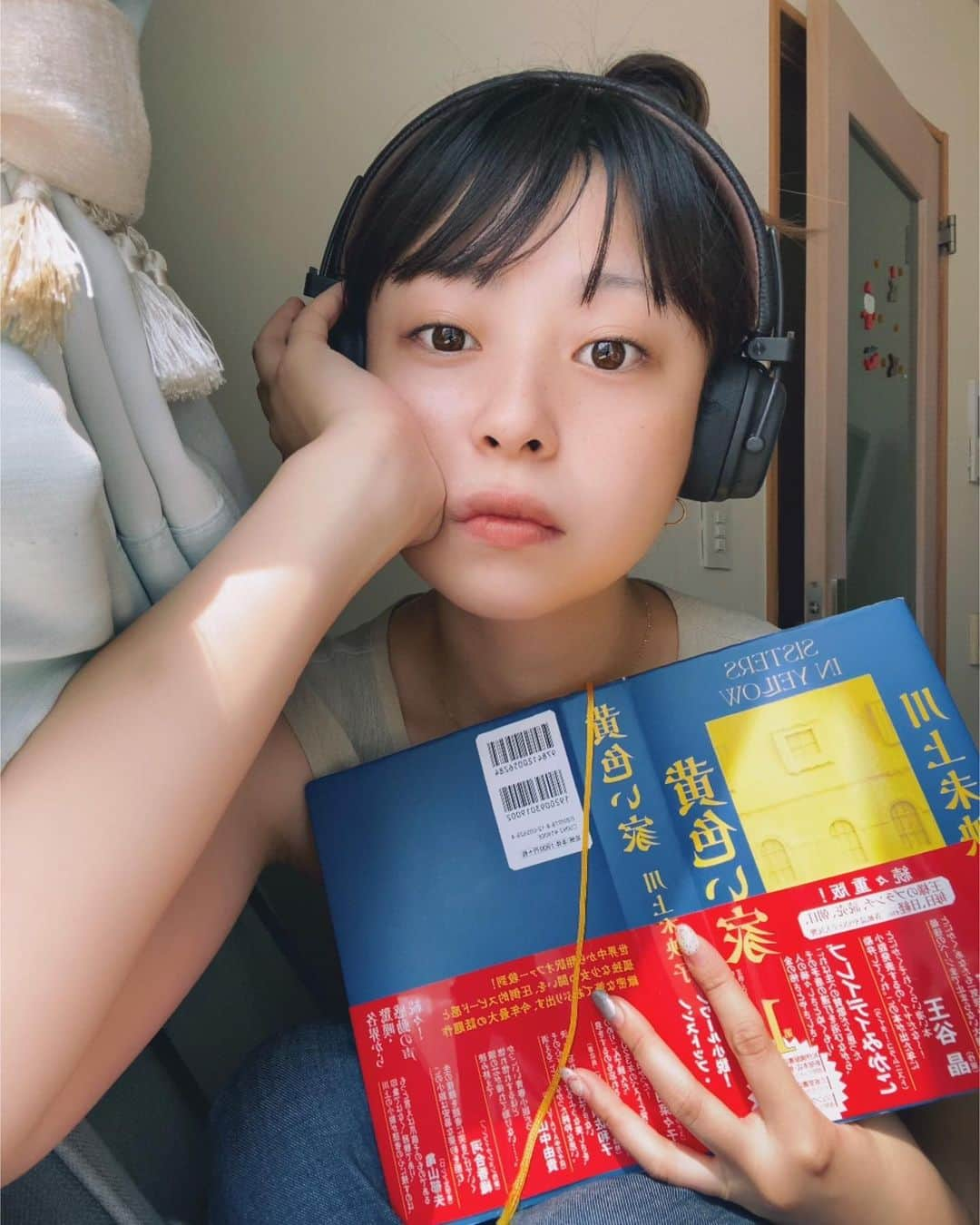 望月瑠菜さんのインスタグラム写真 - (望月瑠菜Instagram)「📕📗📘📙 #暑いね #ちなみに話 #音楽聴きながらでも #話しながらでも本読んじゃうタイプ #ながら何かをするの嫌いじゃない #テレビつけて携帯でYouTube見ちゃうし #エアコンきんきんにつけて毛布に包まるみたいなタイプ #かといって映画見てる時に話しかけられるのは嫌だ #矛盾」7月18日 12時54分 - runa_morikawa