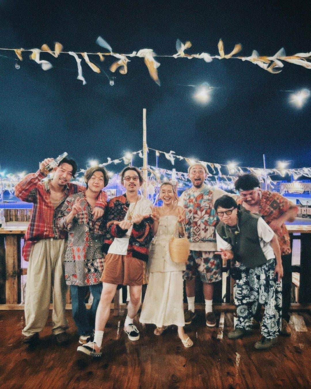 猪鼻ちひろのインスタグラム：「CORONA SUNSETS FESTIVAL 2日目🎤☺️🍺 @thisismoonchild → @nulbarich_official  のライブを観て、花火で〆👏  フェス通といえば！の @shiho_takechi ちゃんと行けたの、 本当に嬉しすぎたなぁ♡ 音楽を本気で愉しむ志穂ちゃんを見て かっこいい…可愛い…ってずっと心の中で思ってた🌙 またいつか一緒にいきたいなぁ  みんなの一体感や高揚感を生で感じて 音楽の力ってすごいなぁと改めて思ったので 来世では歌手になれるよう 今世では徳を積みます🔥笑 (贅沢な記念写真でその気分を1ミリ味わわせていただきます…)  今回のコロナフェス、細かいゴミの分別や 環境への取り組みをしているのもすごくよかった☺️ (7枚目に詳しく載せてるので拡大してみて〜◎)  ボランティアの学生さんたちも説明してくれるときに 笑顔でイキイキとしていて こちらまでパワーをもらいました💪  @ttne_official @saunashisho @totonoeoyakata のサウナも大盛況でした(水風呂や整いチェアもあり🧖)  帰り道は星空が見えて綺麗だったぁ 写真でちょっとは伝わるかな？🥺 #コロナサンセット #コロナフェス #ちひろのお洋服 #coronasunsetsfestival #coronasunsets #moonchild #nulbarich」