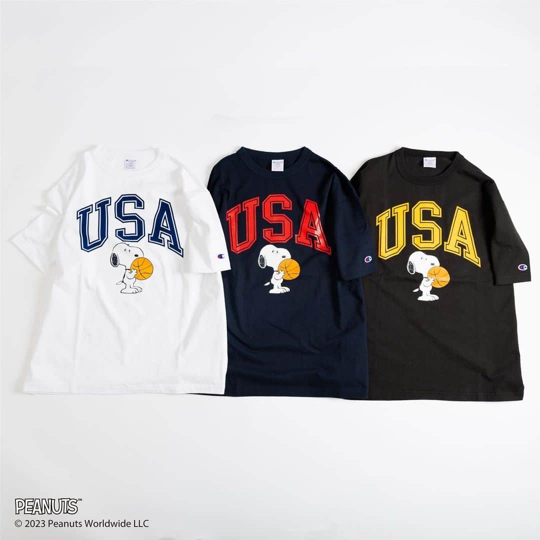 Champion Japanさんのインスタグラム写真 - (Champion JapanInstagram)「. 【MADE IN USA T1011 STORE SPECIAL】 PEANUTS 2023/7/22(Sat)RELEASE.  SNOOPY（スヌーピー）で知られるPEANUTS（ピーナッツ）オフィシャルライセンスの直営店スペシャルアイテムが、ヘビーウェイトTシャツの代名詞「T1011（ティーテンイレブン）」から登場。  公式オンラインストアおよび直営店舗で7月22日(土)より販売いたします。  今回はスポーツ（サーフィン、スケートボード、バスケットボール）にスポットを当てた3つのアイテムをラインナップ。  サーフィンをモチーフにしたアイテムは、VINTAGE PEANUTS（ヴィンテージ ピーナッツ）ラインから、1960年代に描かれた「SURF‘S UP（サーフズ アップ）」で有名なSNOOPYとサーフボードのグラフィックをラバープリントで入れています。  スケートボードとバスケットボールをモチーフにしたアイテムは、CLASSIC PEANUTS（クラシック ピーナッツ）ラインから、1980年代に描かれたSNOOPYとスケートボードのグラフィックをラバープリントで入れています。  ボディはUSAコットン特有のドライ感に優れた肌触りが特長で、着るほどに味わいを増す1枚です。  サイドに縫製がない丸胴仕様で、オーセンティック アメリカン アスレチックウェアのChampion（チャンピオン）らしいバインダーネック仕様もポイントです。  #Champion #shortsleeve #tshirt #PEANUTS #SNOOPY  #ショートスリーブ #tシャツ #チャンピオン #ピーナッツ #スヌーピー #23SS」7月18日 13時07分 - champion_japan