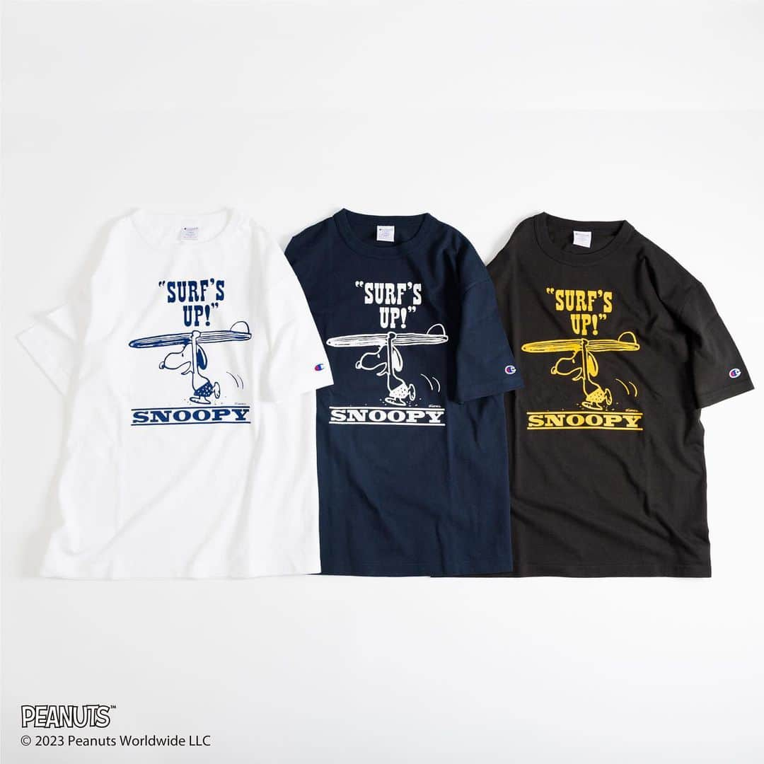 Champion Japanさんのインスタグラム写真 - (Champion JapanInstagram)「. 【MADE IN USA T1011 STORE SPECIAL】 PEANUTS 2023/7/22(Sat)RELEASE.  SNOOPY（スヌーピー）で知られるPEANUTS（ピーナッツ）オフィシャルライセンスの直営店スペシャルアイテムが、ヘビーウェイトTシャツの代名詞「T1011（ティーテンイレブン）」から登場。  公式オンラインストアおよび直営店舗で7月22日(土)より販売いたします。  今回はスポーツ（サーフィン、スケートボード、バスケットボール）にスポットを当てた3つのアイテムをラインナップ。  サーフィンをモチーフにしたアイテムは、VINTAGE PEANUTS（ヴィンテージ ピーナッツ）ラインから、1960年代に描かれた「SURF‘S UP（サーフズ アップ）」で有名なSNOOPYとサーフボードのグラフィックをラバープリントで入れています。  スケートボードとバスケットボールをモチーフにしたアイテムは、CLASSIC PEANUTS（クラシック ピーナッツ）ラインから、1980年代に描かれたSNOOPYとスケートボードのグラフィックをラバープリントで入れています。  ボディはUSAコットン特有のドライ感に優れた肌触りが特長で、着るほどに味わいを増す1枚です。  サイドに縫製がない丸胴仕様で、オーセンティック アメリカン アスレチックウェアのChampion（チャンピオン）らしいバインダーネック仕様もポイントです。  #Champion #shortsleeve #tshirt #PEANUTS #SNOOPY  #ショートスリーブ #tシャツ #チャンピオン #ピーナッツ #スヌーピー #23SS」7月18日 13時07分 - champion_japan