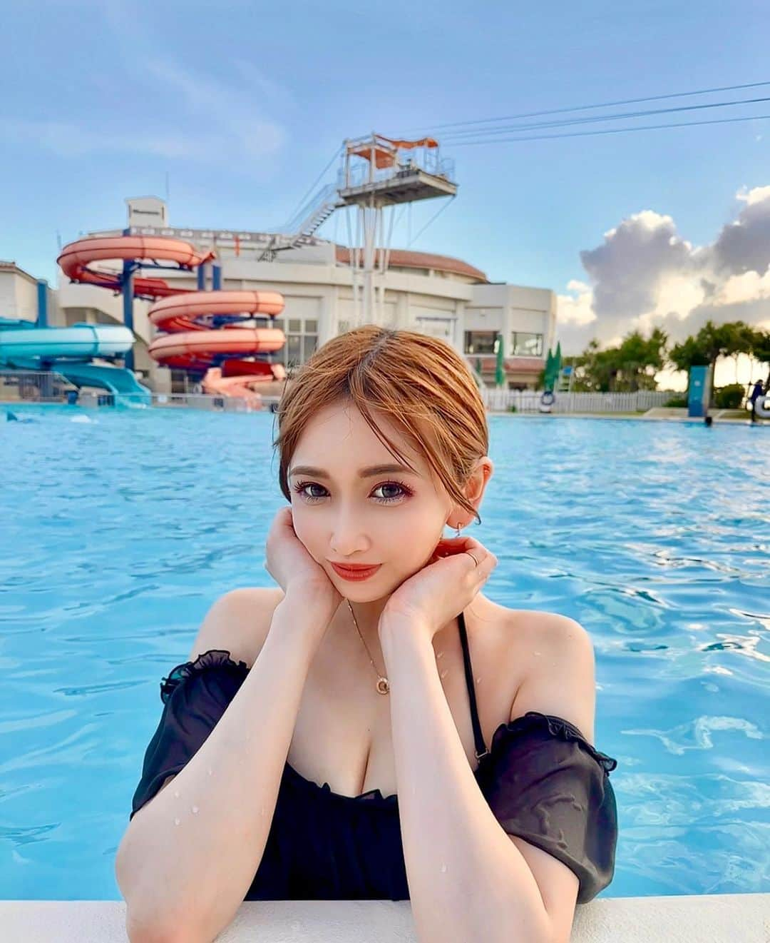 JURIさんのインスタグラム写真 - (JURIInstagram)「・ 沖縄旅行🏝️♥️ ゆいと2泊３日で行ってきた✈️  day1🤍 ホテルのプールで遊んで 夜は三味線live聴きながらのご飯🤤🍺  ・  ・  #沖縄#沖縄旅行#那覇#恩納村 #オリオンビール#三味線live#民謡居酒屋 #シェラトン#シェラトン沖縄 #プール#水着#三連休#女子旅 #六本木lalah」7月18日 13時07分 - ripo1001