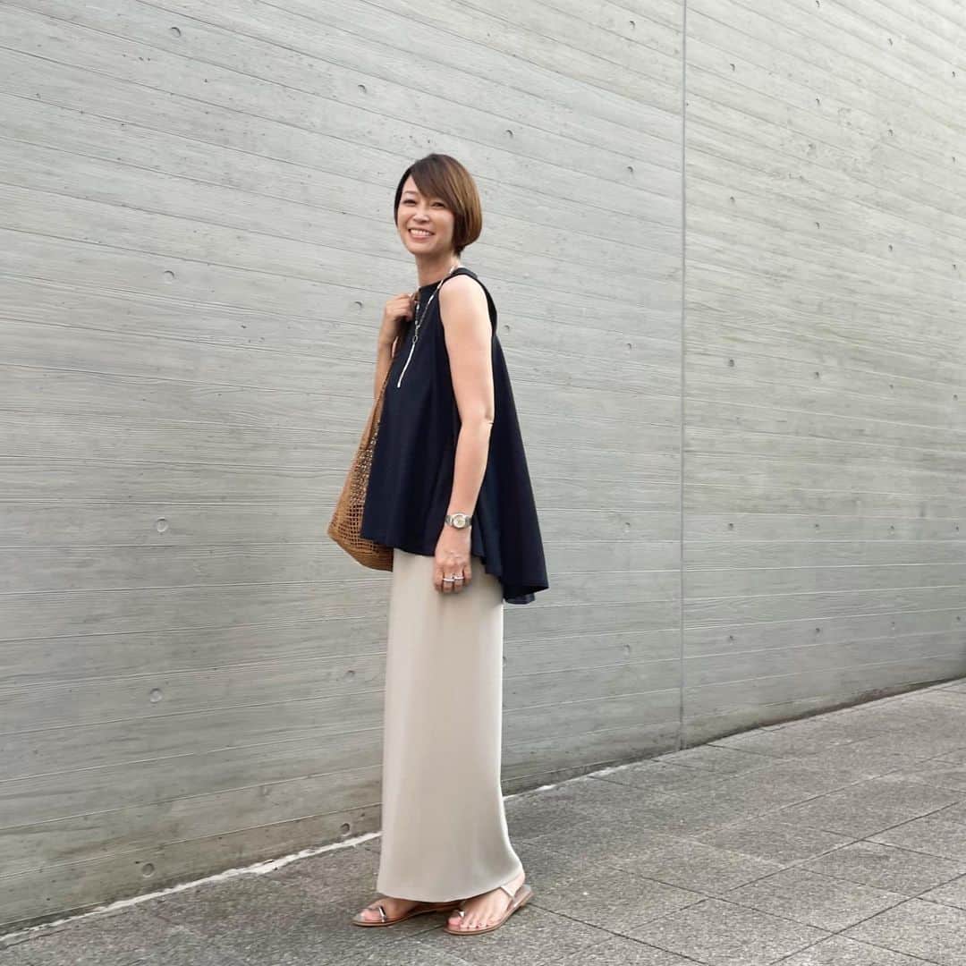 辺見えみりのインスタグラム：「毎日暑い…  tops @cogthebigsmoke  skirt @chaos_tokyo.jp  bag @thestorebyc  sandal  ELENALAINA jewelry @outersunset_life」