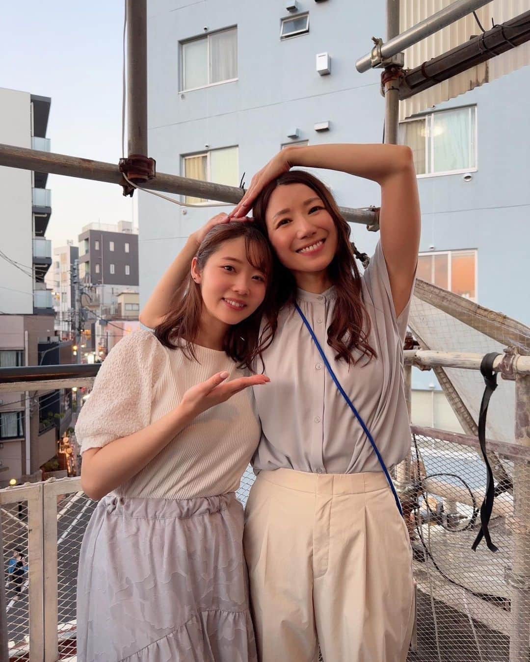 のインスタグラム：「#シロツメクサ2023  座長のエマちゃん、本当に初舞台と思えないくらいの完成度で尊敬する所が山ほど、いっぱい悩んでいっぱい努力して今後も楽しみな感じ🥹✨最後そでから覗いた表情が凄すぎてゾワっとしました🥹✨  ゆらさんは、演出を受けたところを忠実に表現、舞台の上でも相手のセリフをしっかり聞きツッコミって難しい事をやってのけて凄い人だなぁ😳✨私のミスもさらっとフォローしてくれました😂✨🙏  ふみたす、持ち前の明るさと知識、技量を存分に発揮していて安定安心感が凄かった！いろいろチャレンジしてて楽しそうだった😁✨ そででよく、ふみたすのアドリブに笑っていました😂  お鈴はこの役をやるって決まった時点でずっと楽しみで仕方なかった！前の共演から本当板の上で生きれて素敵で繊細だなぁと思う☺️✨ さらっとこなしてる様に見えて、めちゃくちゃ悩んで努力してる🙏✨  今回、ほんとにこのメンバーで出来て嬉しかったです！皆さんからたくさん学ばせていただきました！またやりたいね✨ （偉そうに感じたらすみません😂本当みんな凄くて尊敬しています🙏）」