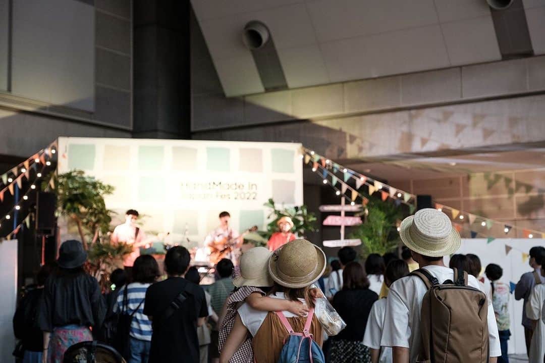 リンネルさんのインスタグラム写真 - (リンネルInstagram)「今週末のイベント情報です♪ 全国各地で創作活動に取り組む3000名のクリエイターが一堂に会する、日本最大級のクリエイターの祭典「ハンドメイドインジャパンフェス2023」が7月22日（土）と23日（日）の2日間、東京ビッグサイトで開催されます。個性あふれるお店がずらりと並ぶマーケットや、大人も子どもも夢中になれる 60種のワークショップ、全国60店舗の手づくりフード販売、注⽬アーティストによるライブステージなど、盛りだくさんのコンテンツです。 友だち同士でも、子どもと一緒でも楽しめる内容なので、ぜひお出かけしてみてください♪  ・  リンネル.jp限定！ プレゼントもあります。 イベント当日、会場内のインフォメーションカウンターにて「リンネル.jpを見た」とお伝えください。各日先着50名様に「オリジナルトートバッグ」を進呈します♪  ・ 【イベント概要】 ［日時］2023年7月22日（土）・23日（日） 各日11:00～19:00 ［場所］東京ビッグサイト西1・2ホール ［入場料］ 前売券：￥1,300（1日券）／￥2,000（両日券） 当日券：￥1,500（1日券）／￥2,500（両日券） ※税込み。小学生以下、無料  @handmadeinjapanfes #ハンドメイドインジャパンフェス　#ハンドメイドジャパン　#手作り作家 #夏のおでかけ　#PR」7月18日 13時22分 - liniere_tkj