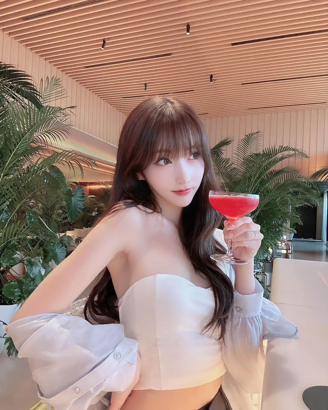 茜里さんのインスタグラム写真 - (茜里Instagram)「Riuのシアーシャツとベアにもなるキャミの夏コーデ☺️  昨日、仕事についてスタッフと熱く語ってたら時間やばくて焦りながら動画投稿した😂💦 いつもだわ🤣　ゆるゆる時間投稿🤣  カクテル美味しかった🍸💕  このシアーシャツこだわりいっぱい。レースをふんだんに使ったり リボンがあったり袖口空いてたり♡  ウエストのリボンを巻いても可愛いよ😌  この下に着てる白のキャミはベアトップにもなる優れもの◎ 肩紐取れるよん😤  細身の方でも下がってこないベア。 ブラジャーのように4段階ホックがついてるの！！  まじこれ発明したよね🤣  夏のインナーはこれあればとにかく良いからスタッフも私も2色買ってる🤍🖤  - - - @riu.official  7/20(木)19:00ー　発売開始 ・シアーシャツ　 ・キャミソール」7月18日 13時16分 - riuakari