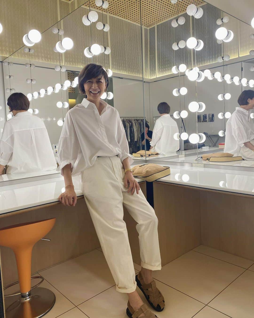 のインスタグラム：「#outfit ホワイトのワントーンコーディネートがしたくて今年はコットンパンツのホワイトを購入しました。 @margarethowell_jp  スワイプ4.5枚目…昨年はベージュを購入しました。 小物は、どちらのベルトも… @celine  どちらの靴も… @tods  どちらのバングルも… @kiuna_official  スワイプ＆タップしてみてね」