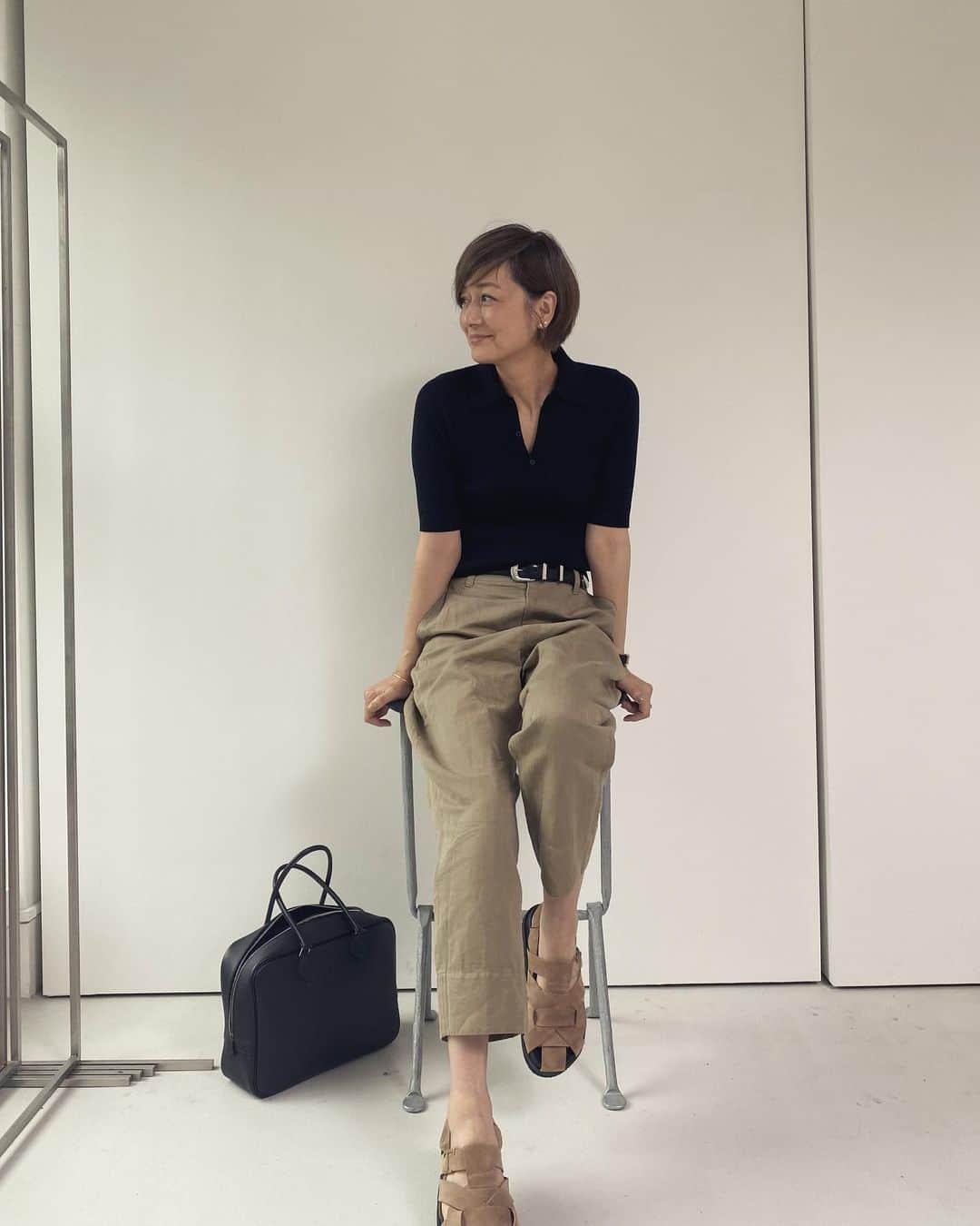 富岡佳子さんのインスタグラム写真 - (富岡佳子Instagram)「#outfit ホワイトのワントーンコーディネートがしたくて今年はコットンパンツのホワイトを購入しました。 @margarethowell_jp  スワイプ4.5枚目…昨年はベージュを購入しました。 小物は、どちらのベルトも… @celine  どちらの靴も… @tods  どちらのバングルも… @kiuna_official  スワイプ＆タップしてみてね」7月18日 13時16分 - yoshikotomioka