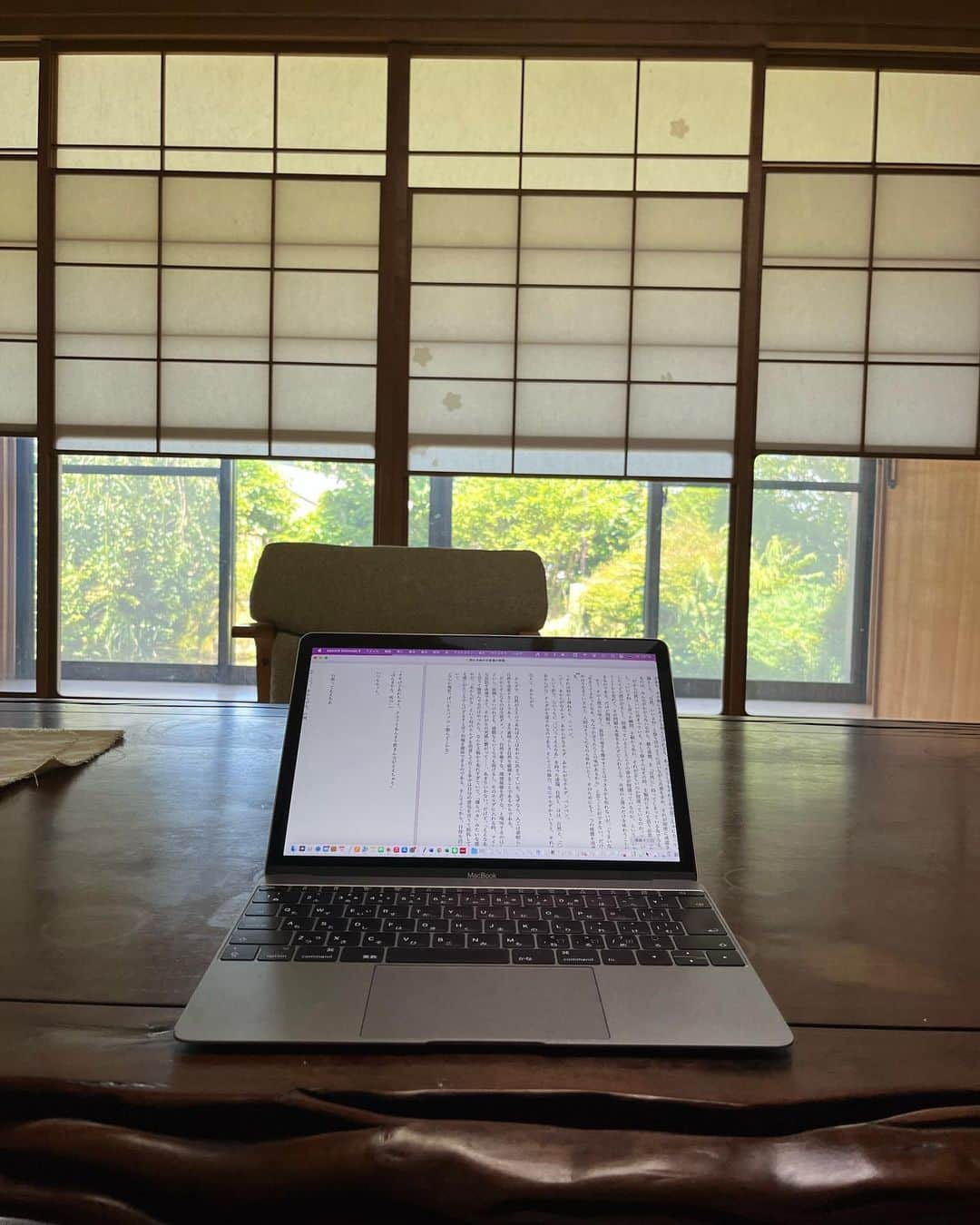 町田康のインスタグラム：「仕事部屋にエアコンがないので隣の部屋で槍真下。」