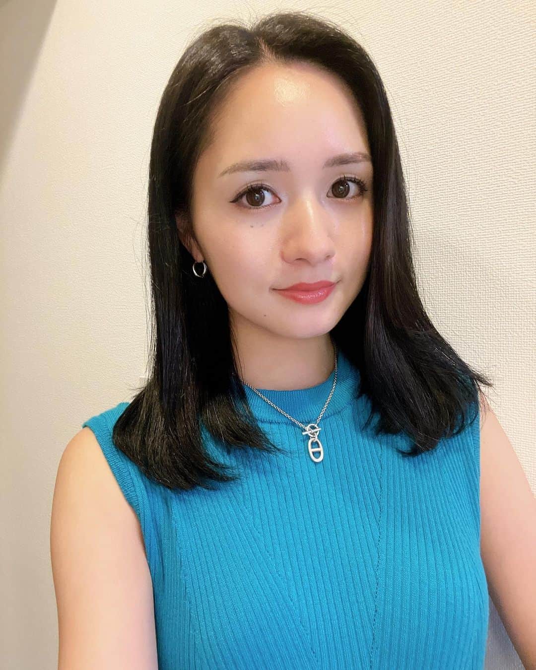 五十嵐みさのインスタグラム：「. NEWヘア💇‍♀️ 撮影会も無事終わったので、重めの切りっぱなしで5cmだけ切った✌️ 多分言わないと誰も気づかないレベル🤫笑 . #黒髪#切りっぱなし#ミディアムヘア#前髪なし#暗髪#内巻き」