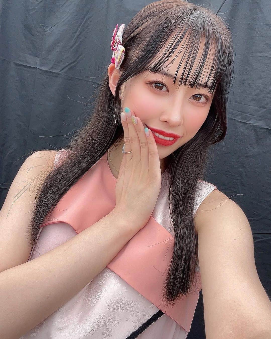 のインスタグラム：「えへへ。 どの衣装も好きなんだ..❤️❤️❤️  #かかかぶぶぶききき #アイドル #衣装」