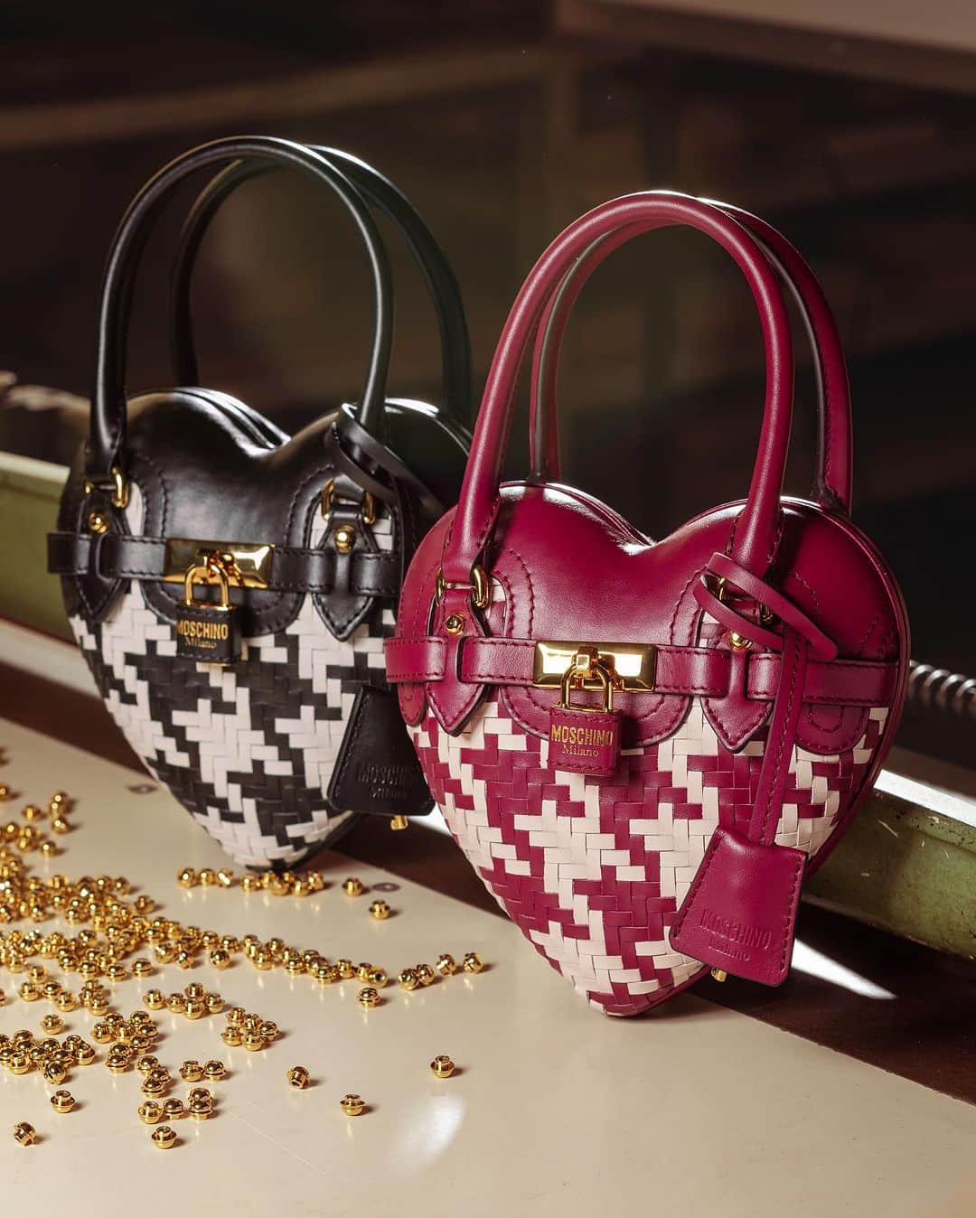 Moschinoのインスタグラム：「A work of art.   Combining unrivalled quality with superior Italian craftsmanship, the Heartbeat bag is characterized by its sculptural 3D shape and unique double handle.   Discover this revival piece at the link in our bio.   #Moschino #MoschinoHeartbeatBag」