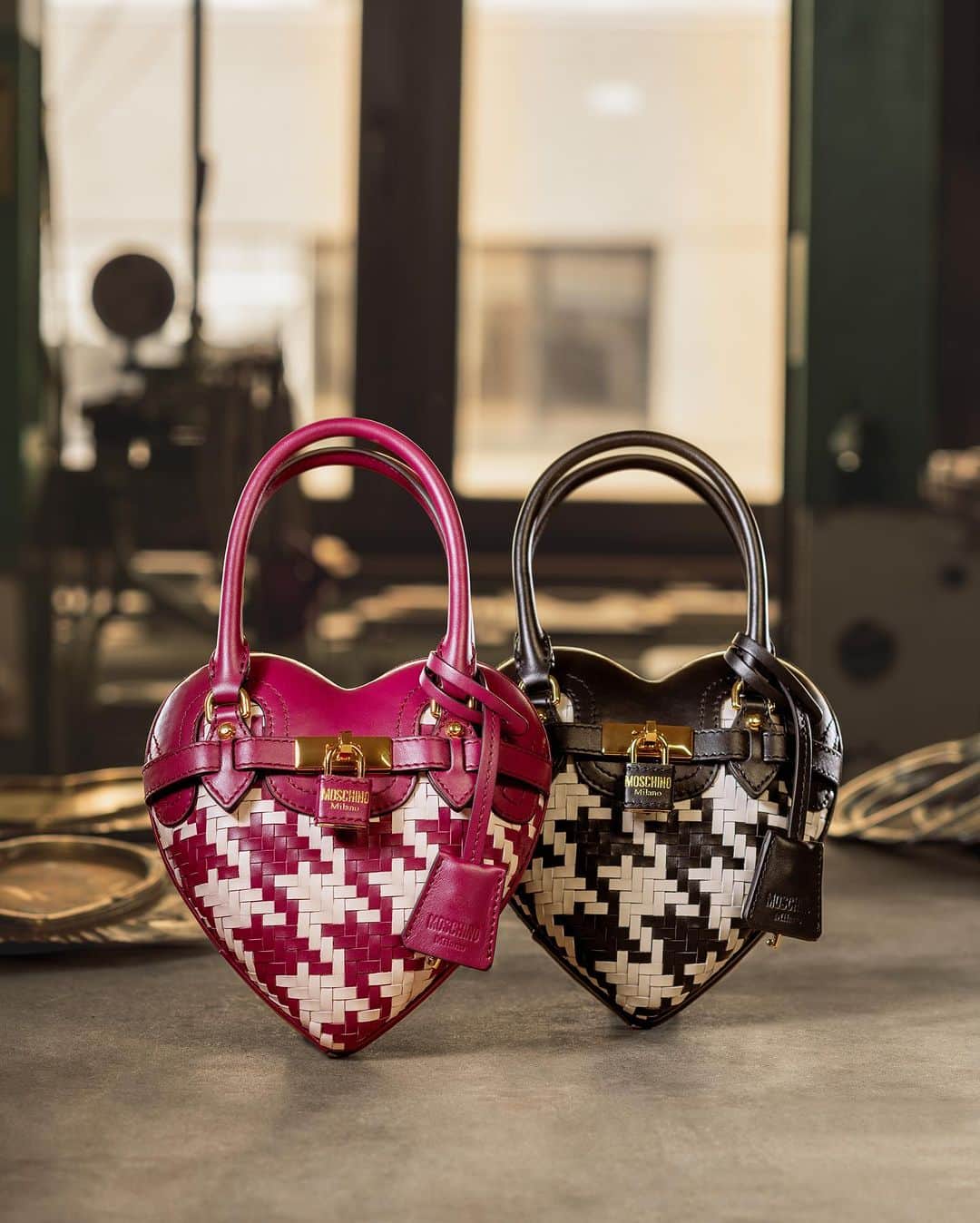 Moschinoさんのインスタグラム写真 - (MoschinoInstagram)「A work of art.   Combining unrivalled quality with superior Italian craftsmanship, the Heartbeat bag is characterized by its sculptural 3D shape and unique double handle.   Discover this revival piece at the link in our bio.   #Moschino #MoschinoHeartbeatBag」7月19日 0時13分 - moschino