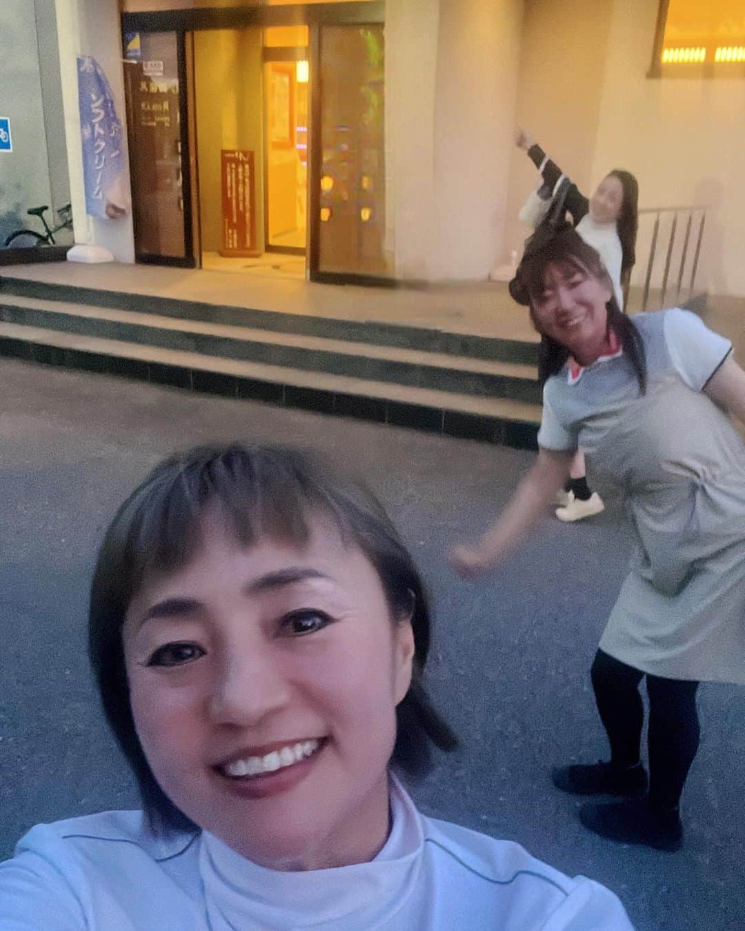 橋本志穂さんのインスタグラム写真 - (橋本志穂Instagram)「北海道3日目の今日は 北海道の愉快な女子友とルタオでランチ&ゴルフからのジンギスカン→風呂❣️  盛りだくさんでした。  ゴルフはみんなで 大叩きしながらも よく笑いました❣️  今回会えなかったみかこちゃんがくれたコーギーの置き物を 連れてのラウンド。 マーカーにしちゃ大きすぎるよね🤣🤣  コーギー連れてるからか。。。そしたらね、 キタキツネ、うさぎ、リス！目の前に現れた。 そして帰りの車の中で 冬にお仕事ご一緒したDJのお声を聞き、 そのラジオの中で大黒摩季さんの曲がかかったと思ったら 目の前を鹿が横切った。  そうそう、ゴルフ場に着いた時は その冬の仕事の時にご一緒した千葉晃太プロにもお目にかかったんだった。 北海道らしさ全部が詰まった1日になりました^_^  しかし、、、 北海道のラウンドは 暑くなくていいなぁー  アキラくん、お付き合い ありがとねーー❣️  #ゴルフ女子  #北海道 #てんこ盛り」7月19日 0時14分 - shihohashimoto3