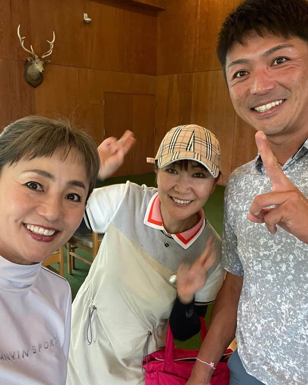 橋本志穂さんのインスタグラム写真 - (橋本志穂Instagram)「北海道3日目の今日は 北海道の愉快な女子友とルタオでランチ&ゴルフからのジンギスカン→風呂❣️  盛りだくさんでした。  ゴルフはみんなで 大叩きしながらも よく笑いました❣️  今回会えなかったみかこちゃんがくれたコーギーの置き物を 連れてのラウンド。 マーカーにしちゃ大きすぎるよね🤣🤣  コーギー連れてるからか。。。そしたらね、 キタキツネ、うさぎ、リス！目の前に現れた。 そして帰りの車の中で 冬にお仕事ご一緒したDJのお声を聞き、 そのラジオの中で大黒摩季さんの曲がかかったと思ったら 目の前を鹿が横切った。  そうそう、ゴルフ場に着いた時は その冬の仕事の時にご一緒した千葉晃太プロにもお目にかかったんだった。 北海道らしさ全部が詰まった1日になりました^_^  しかし、、、 北海道のラウンドは 暑くなくていいなぁー  アキラくん、お付き合い ありがとねーー❣️  #ゴルフ女子  #北海道 #てんこ盛り」7月19日 0時14分 - shihohashimoto3