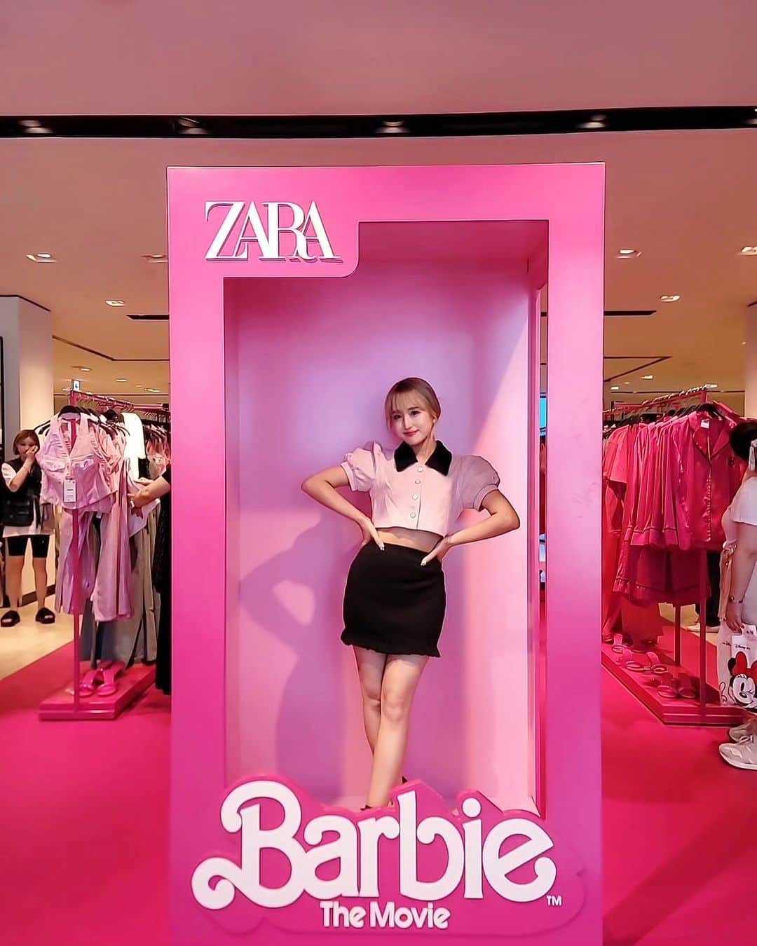 黛実希さんのインスタグラム写真 - (黛実希Instagram)「ZARA×Barbie🩷🩷🩷  初日の12時半に渋谷ZARA駆け込んだけど欲しいものは売り切れ…ㅠㅠ でも何も買わないで帰ったら後悔する性格なのでTshirt2枚とバッグ買ったよ👜🎀🩷  まじでBarbieコラボに昔から弱くてかなりの量お家にある‥😂  #Barbie#barbiestyle#barbiegirl#barbiedoll#barbiemovies#バービー#バービー映画#zara#zaraコーデ#zarabarbie#pink#pinkpinkpink#바비#바비인형#핑크코디」7月19日 0時17分 - candymiiiki