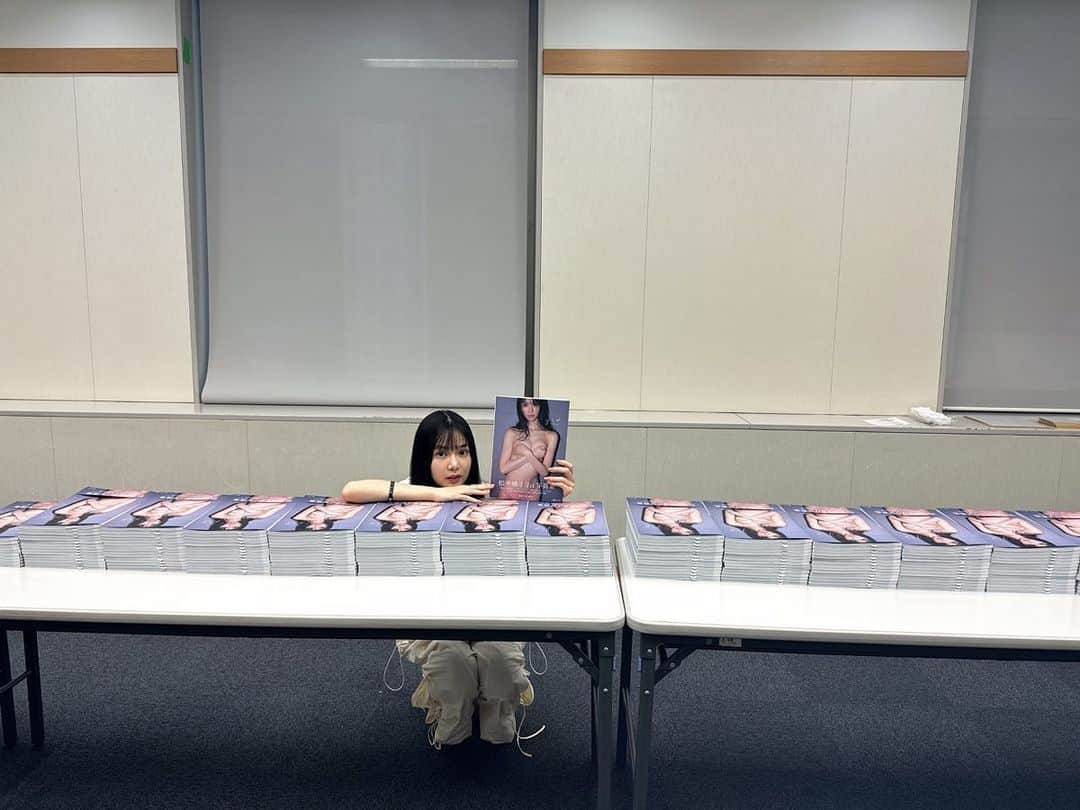 松平璃子のインスタグラム：「1st写真集「りこぴ」🎠🤍  今日は講談社さんで1日イベントのサイン本書いてました！オンラインイベントとお渡し会皆さん楽しみましょうね🤭♡ 明日また嬉しいお知らせあります、、！  Amazon楽天HMVから 1st写真集「りこぴ」で予約販売中です🐰🩷」