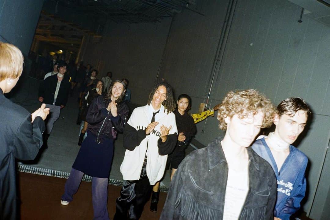 小見山峻さんのインスタグラム写真 - (小見山峻Instagram)「. DAIRIKU 2024SS runway "My Hero" backstage  今までたくさんのバックステージを撮ってきたけれど、いつも、どのブランドでも、デザイナーやスタッフがファッションに賭ける熱量みたいなやつが一人でも多くに伝わるといいなと思う。対象がなんであれ、全力を賭けるってことがこれだけ華々しいってことが。」7月18日 22時45分 - shun_komiyama