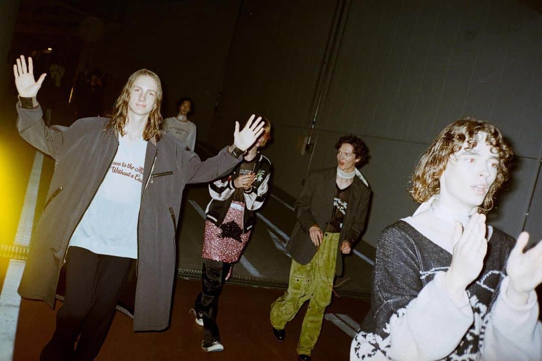 小見山峻さんのインスタグラム写真 - (小見山峻Instagram)「. DAIRIKU 2024SS runway "My Hero" backstage  今までたくさんのバックステージを撮ってきたけれど、いつも、どのブランドでも、デザイナーやスタッフがファッションに賭ける熱量みたいなやつが一人でも多くに伝わるといいなと思う。対象がなんであれ、全力を賭けるってことがこれだけ華々しいってことが。」7月18日 22時45分 - shun_komiyama