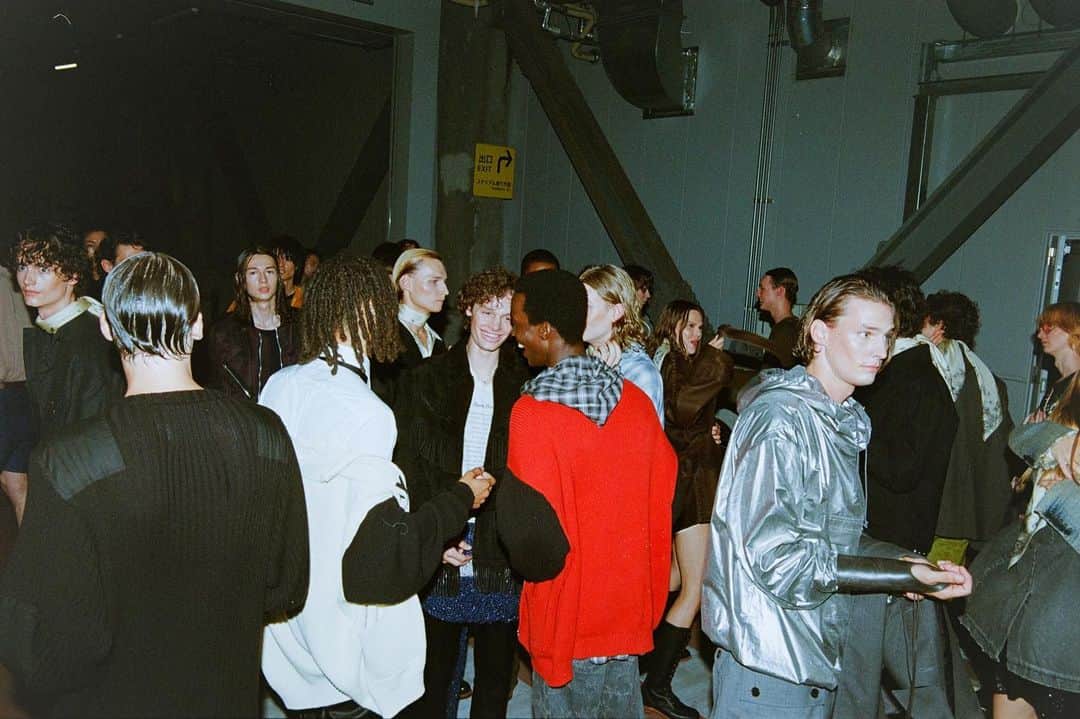 小見山峻さんのインスタグラム写真 - (小見山峻Instagram)「. DAIRIKU 2024SS runway "My Hero" backstage  今までたくさんのバックステージを撮ってきたけれど、いつも、どのブランドでも、デザイナーやスタッフがファッションに賭ける熱量みたいなやつが一人でも多くに伝わるといいなと思う。対象がなんであれ、全力を賭けるってことがこれだけ華々しいってことが。」7月18日 22時45分 - shun_komiyama