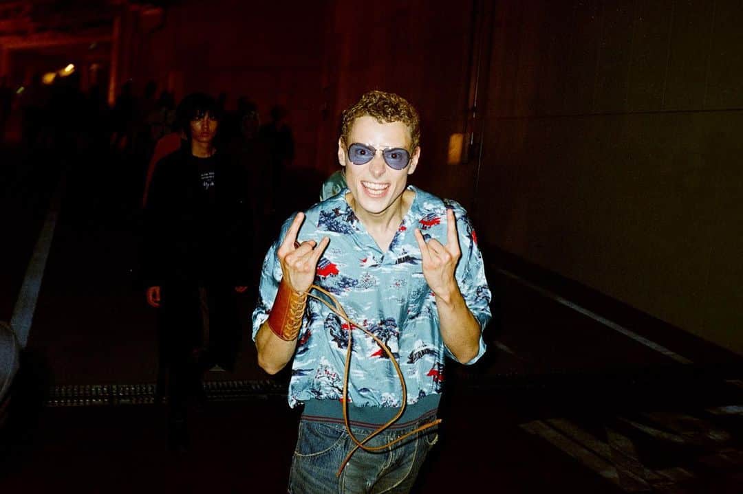 小見山峻のインスタグラム：「. DAIRIKU 2024SS runway "My Hero" backstage  今までたくさんのバックステージを撮ってきたけれど、いつも、どのブランドでも、デザイナーやスタッフがファッションに賭ける熱量みたいなやつが一人でも多くに伝わるといいなと思う。対象がなんであれ、全力を賭けるってことがこれだけ華々しいってことが。」