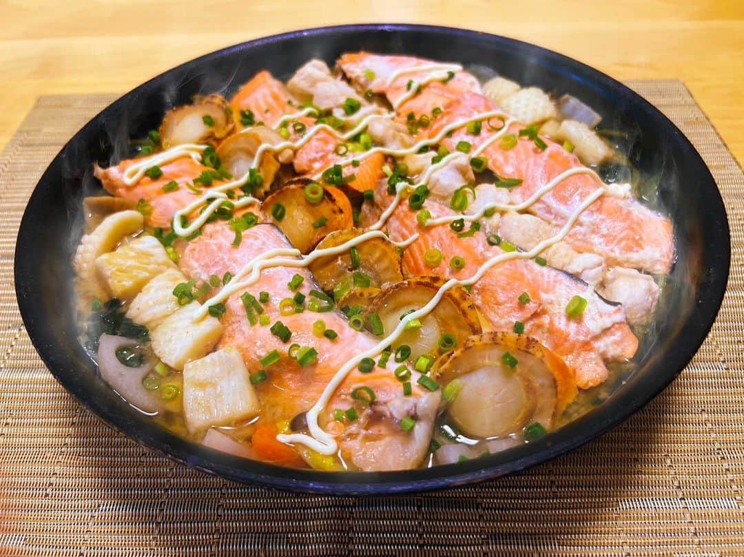 久保田磨希のインスタグラム：「ニュースおかえり 番組ラストの「おかえりごはん」は我が家のご飯でした。 ちゃんちゃん鍋 いかがでしょう？ どうしてちゃんちゃん鍋？ 後日またお知らせします。 まずは帰ってお風呂〜。 #久保田磨希 #ニュースおかえり #おかえりごはん  #ちゃんちゃん鍋」